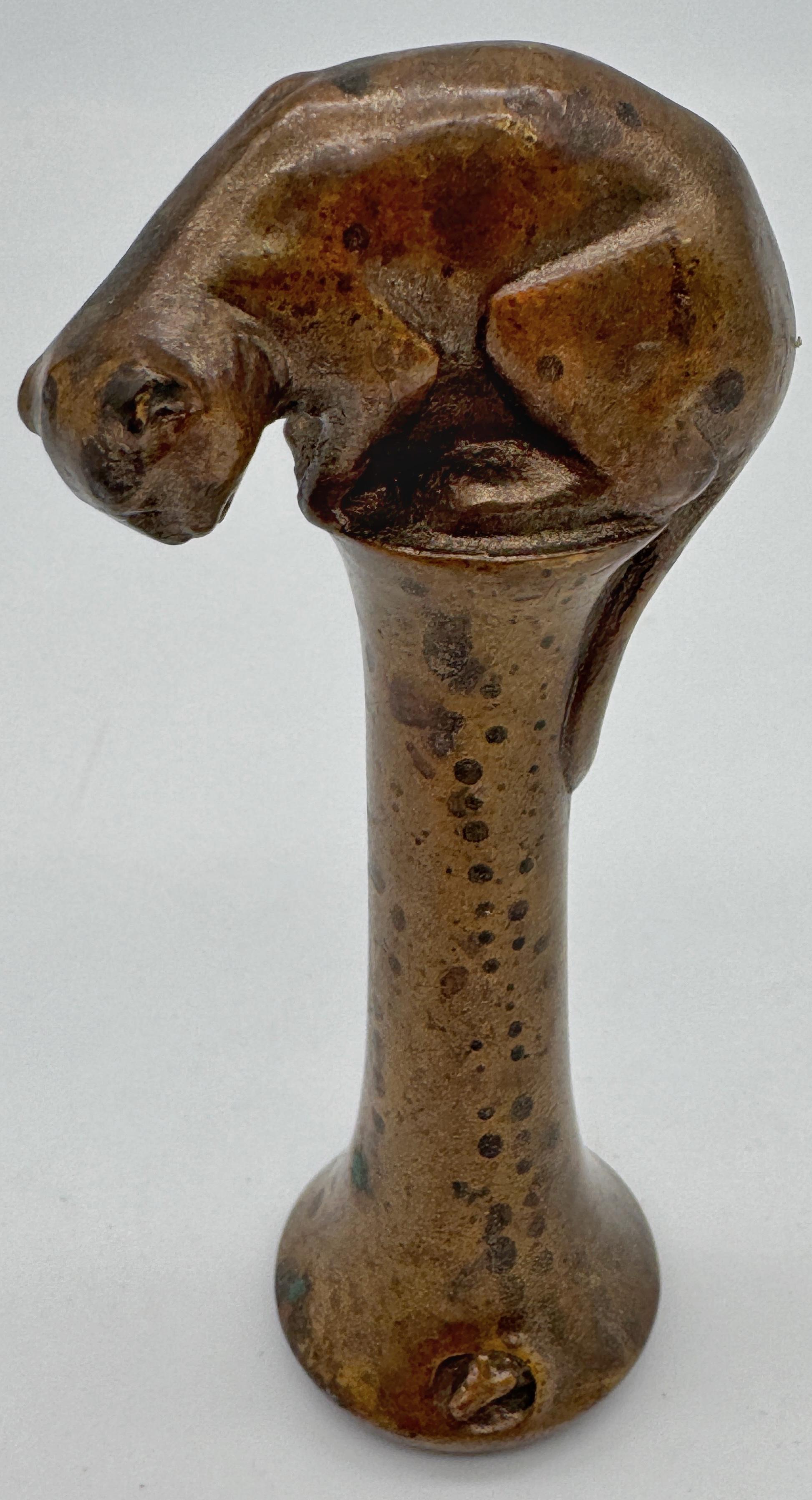 Sello de bronce Arts & Crafts inglés, motivo gato y ratón, circa 1900-1930
Sello de escritorio de bronce inglés Arts & Crafts, finamente fundido, coronado por un escultural ratón agazapado en la parte superior del asa, cuya cola enroscada desciende