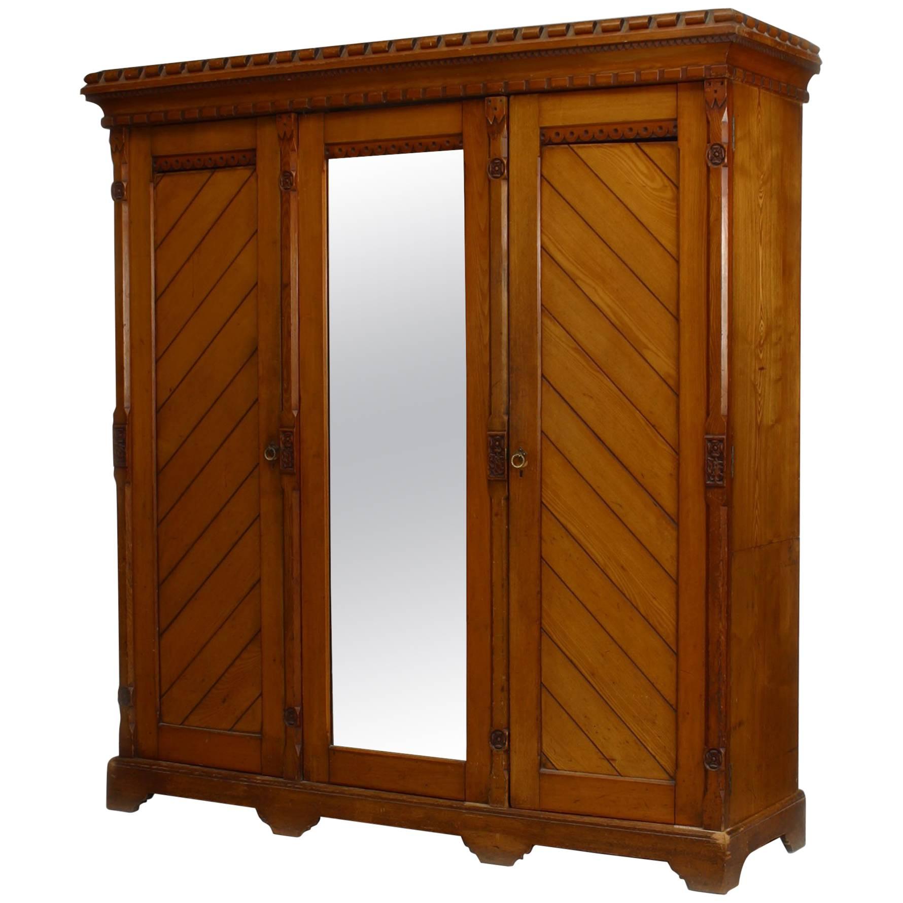 Armoire inglese in pino intagliato Art Carved