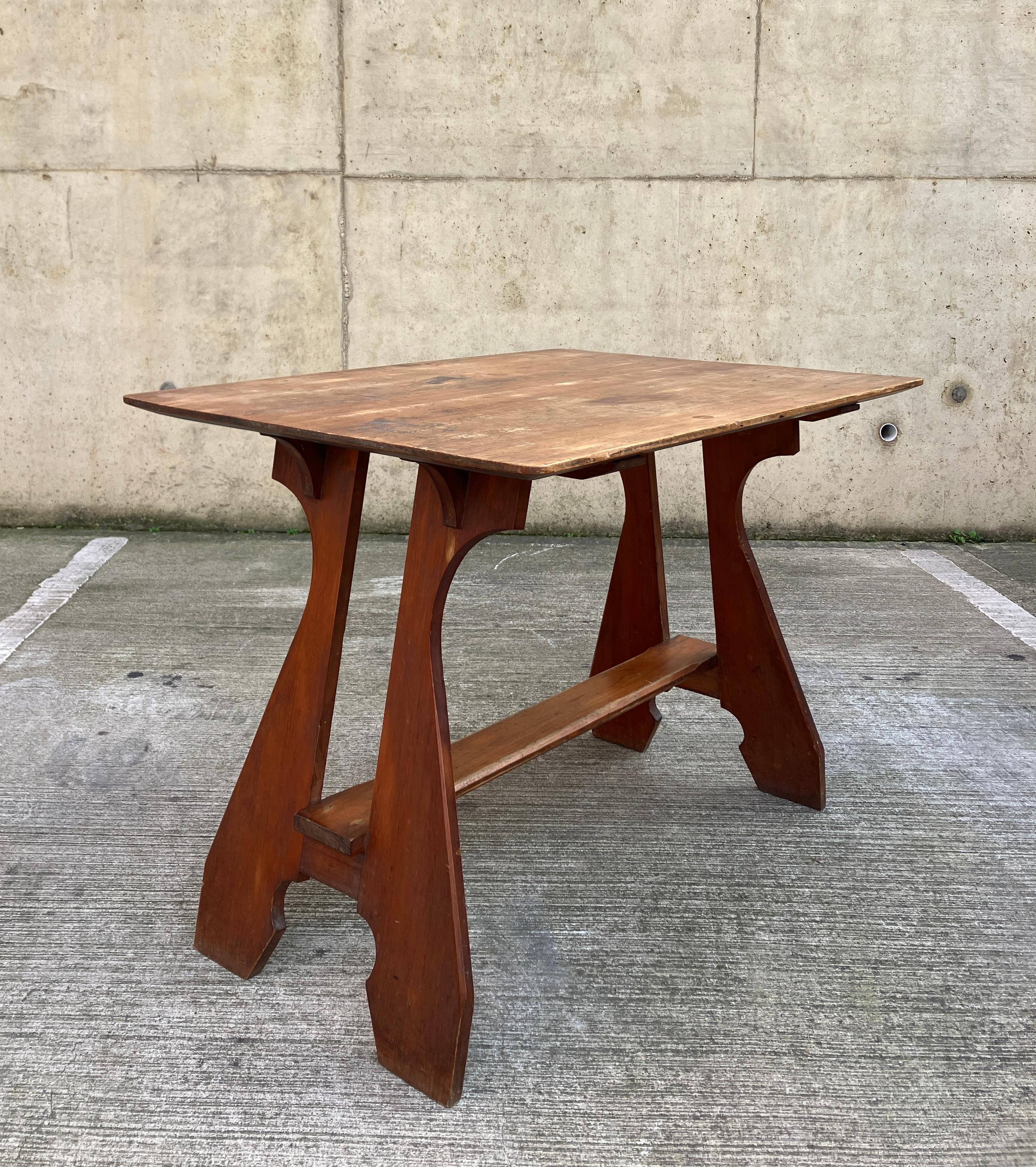 Una bellissima console Arts & Crafts o un tavolino / piccola scrivania / tavolo da lavoro. L'antica consolle presenta molti bei dettagli, come le gambe sagomate e strombate e il bordo inciso del piano del tavolo. Il piano del tavolo è pieno di