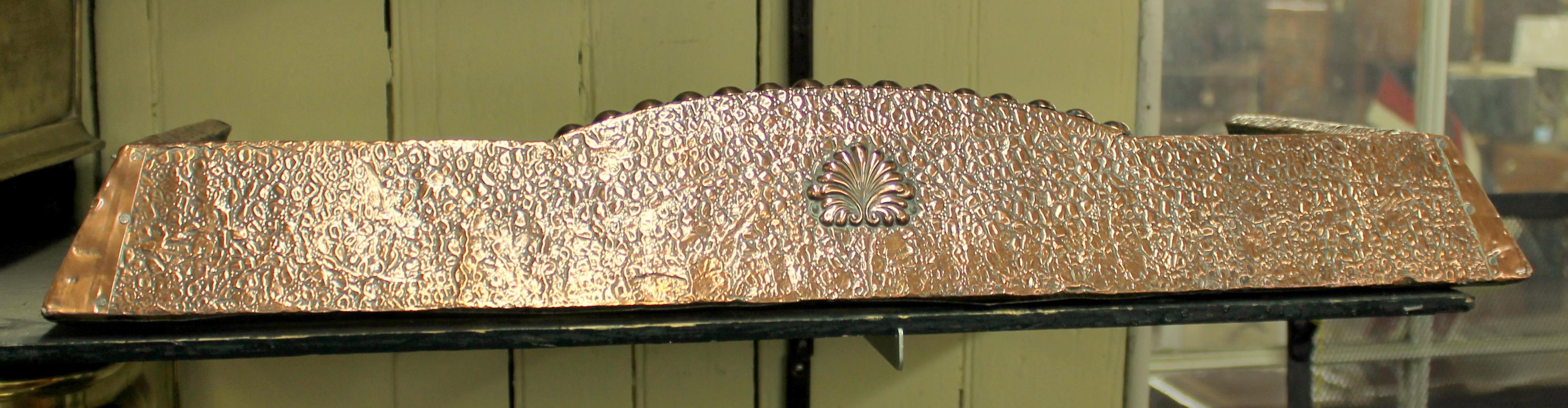 Antique English Arts & Crafts handmade copper fireplace fender, rare small size.

Attributed to the Arts & Crafts specialist maker Joseph Sankey and Sons, Bilston, Staffordshire
(famous for 