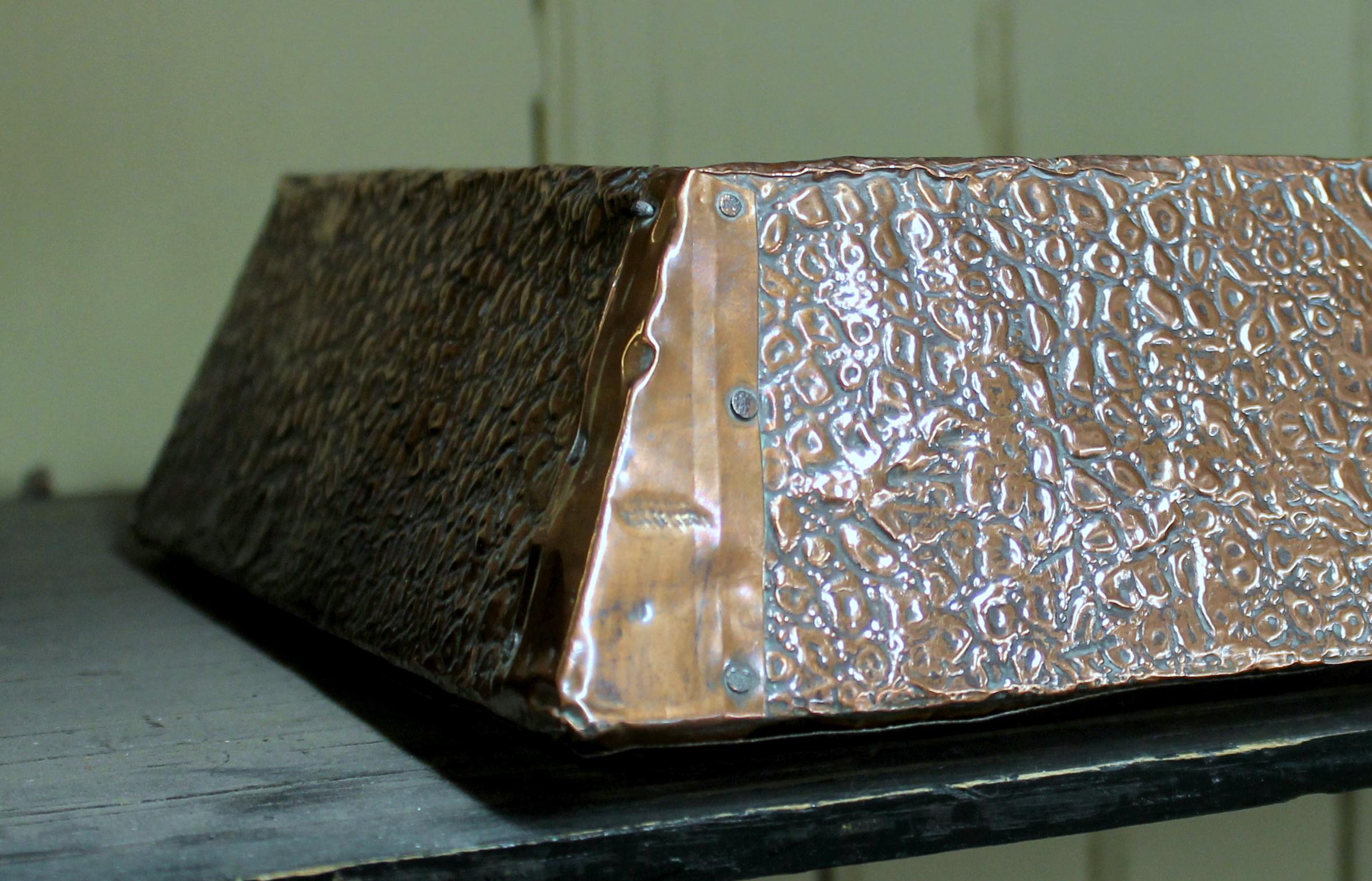 English Arts & Crafts Copper Fireplace Fender Attributed to Jos. Sankey & Son In Good Condition In Charleston, SC