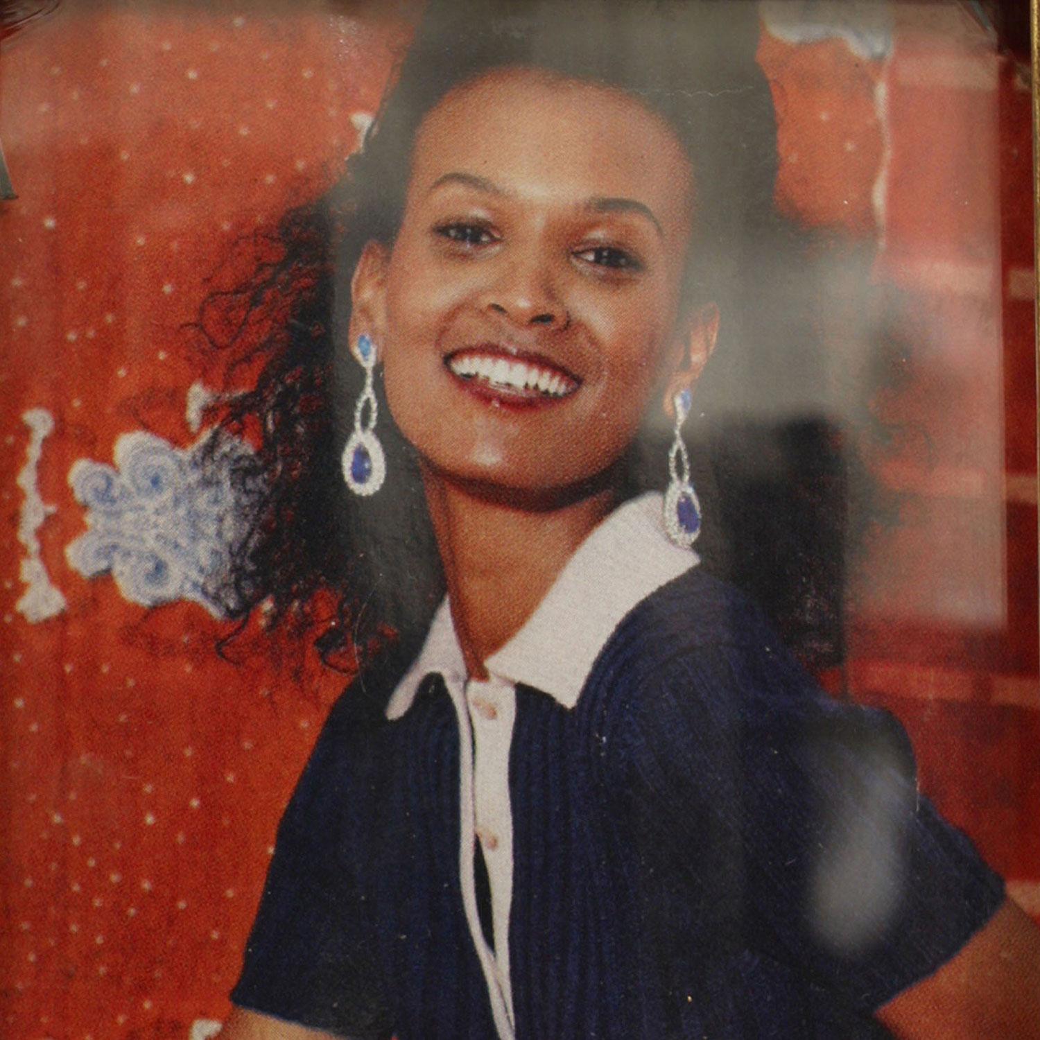 Cadre photo rectangulaire en cuivre de style Arts & Crafts anglais avec un motif de diamant gaufré sur le cadre.