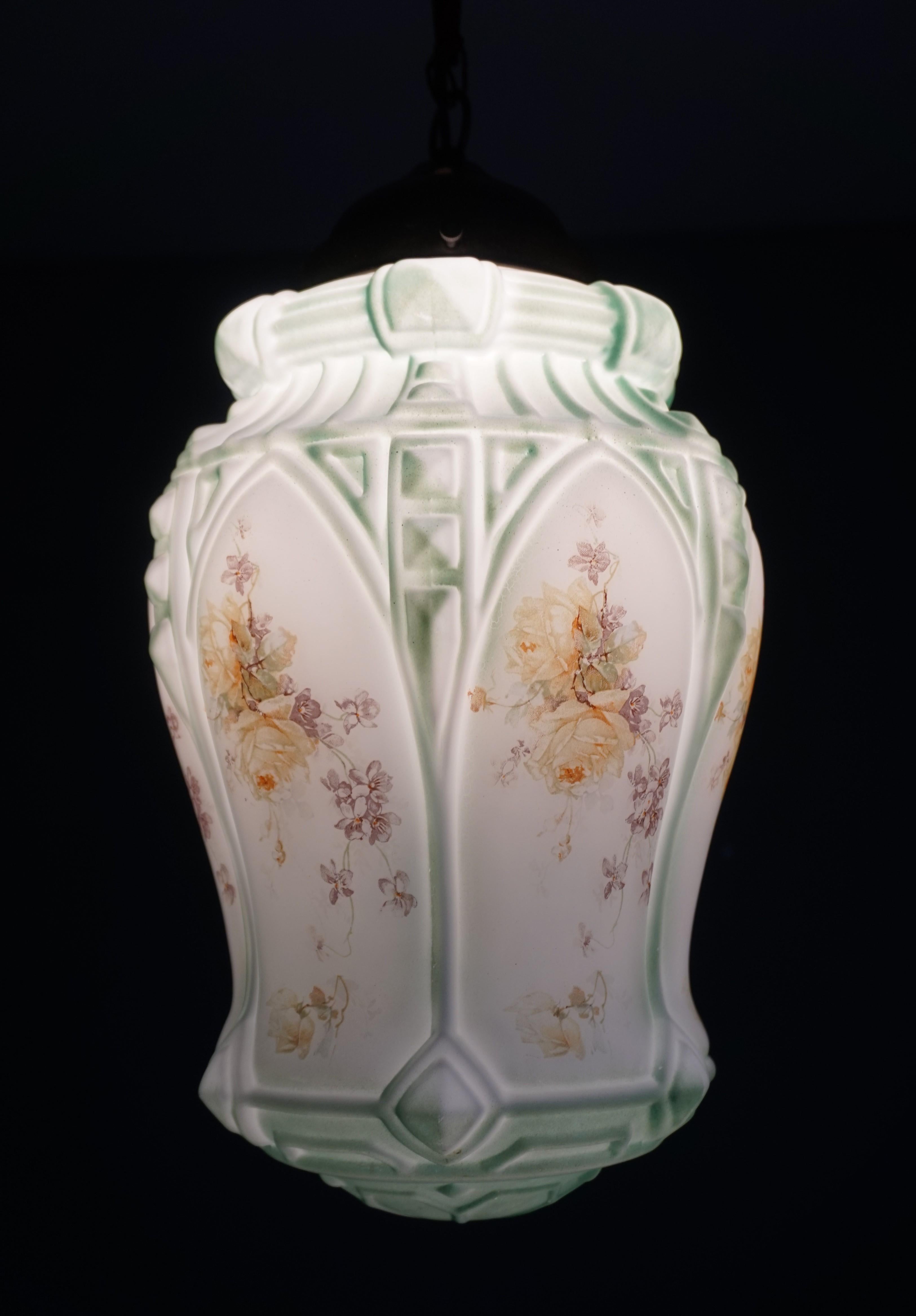 English Arts & Crafts Flowers Decorated Opaline Glass Pendant / Light Fixture (Englisch)