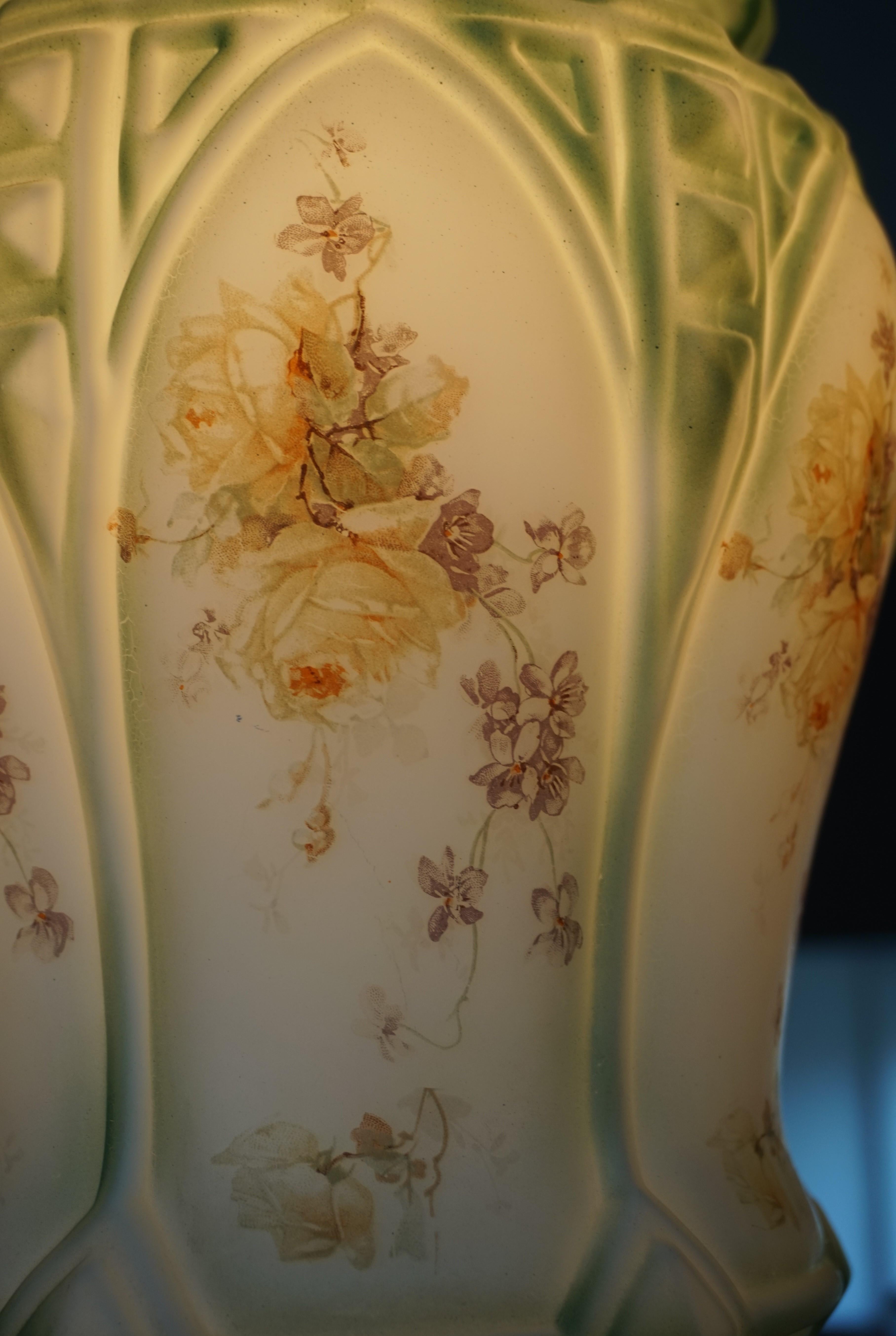 English Arts & Crafts Flowers Decorated Opaline Glass Pendant / Light Fixture (20. Jahrhundert)