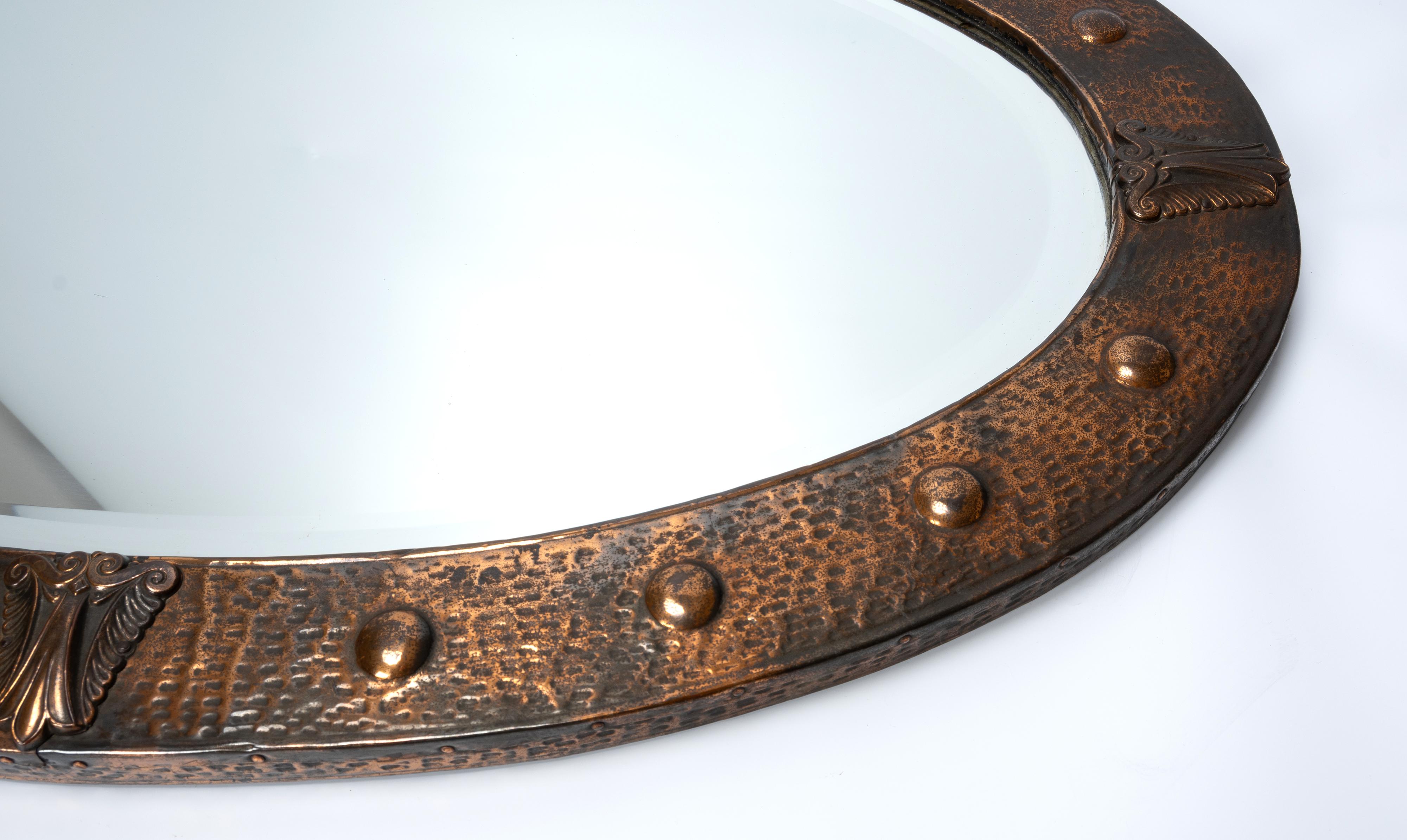 Espejo ovalado de cobre martillado Arts & Crafts inglés, Liberty of London Martillado en venta
