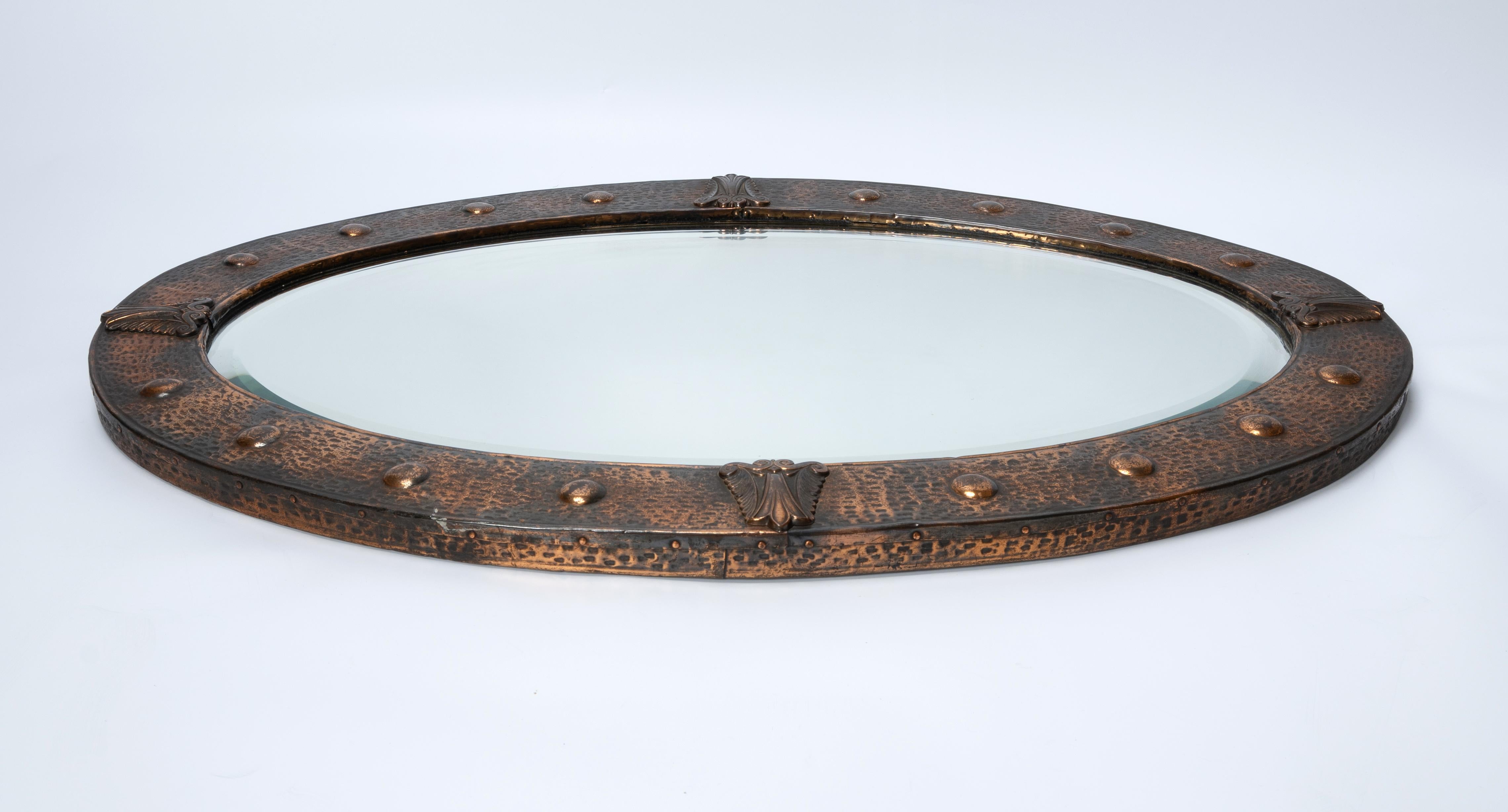 Espejo ovalado de cobre martillado Arts & Crafts inglés, Liberty of London siglo XIX en venta