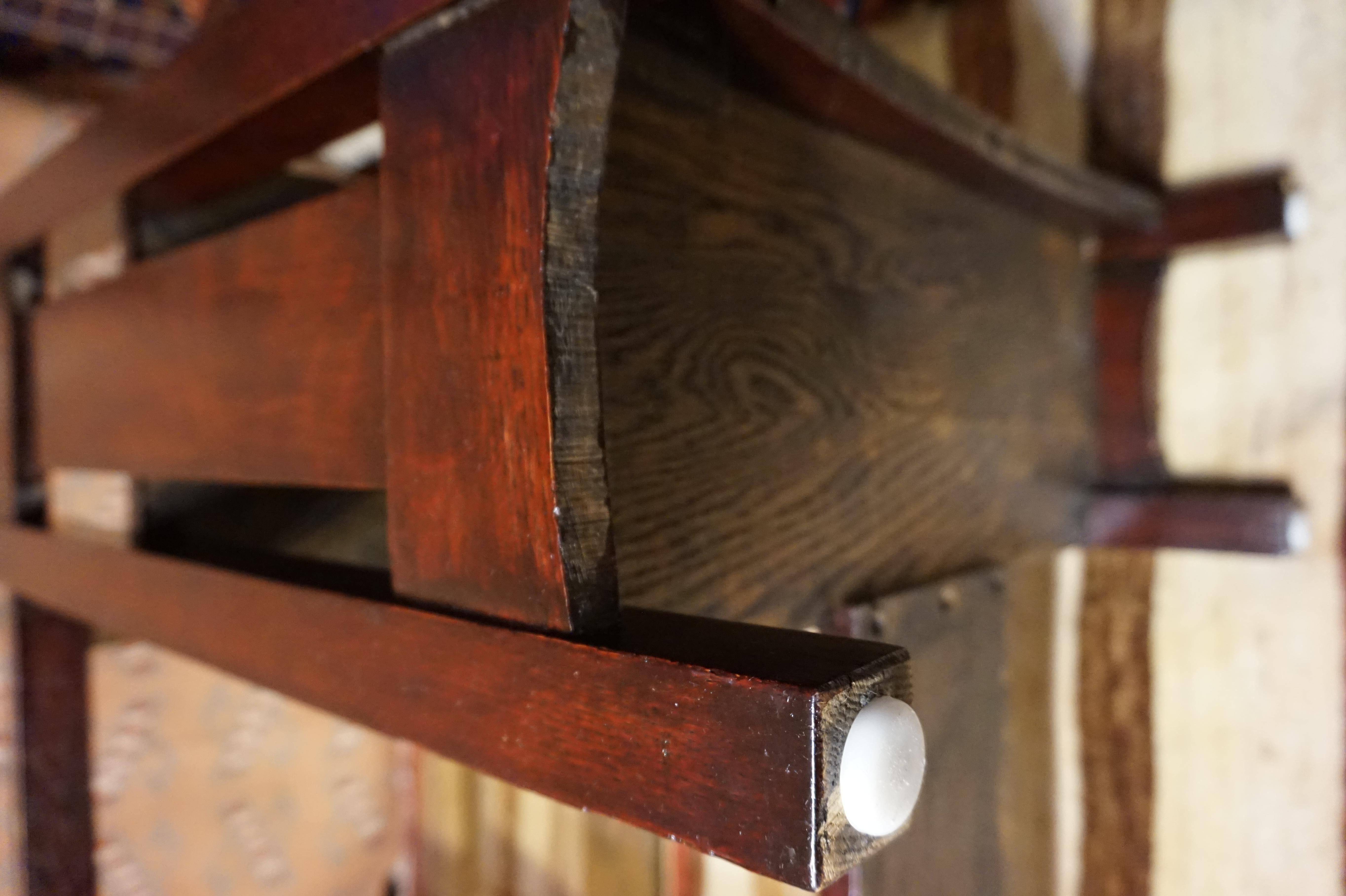 Englischer handgefertigter dunkel gebeizter massiver Eichenholz-Schreibtisch mit seitlichen Einlegeböden, Arts and Crafts  im Angebot 7