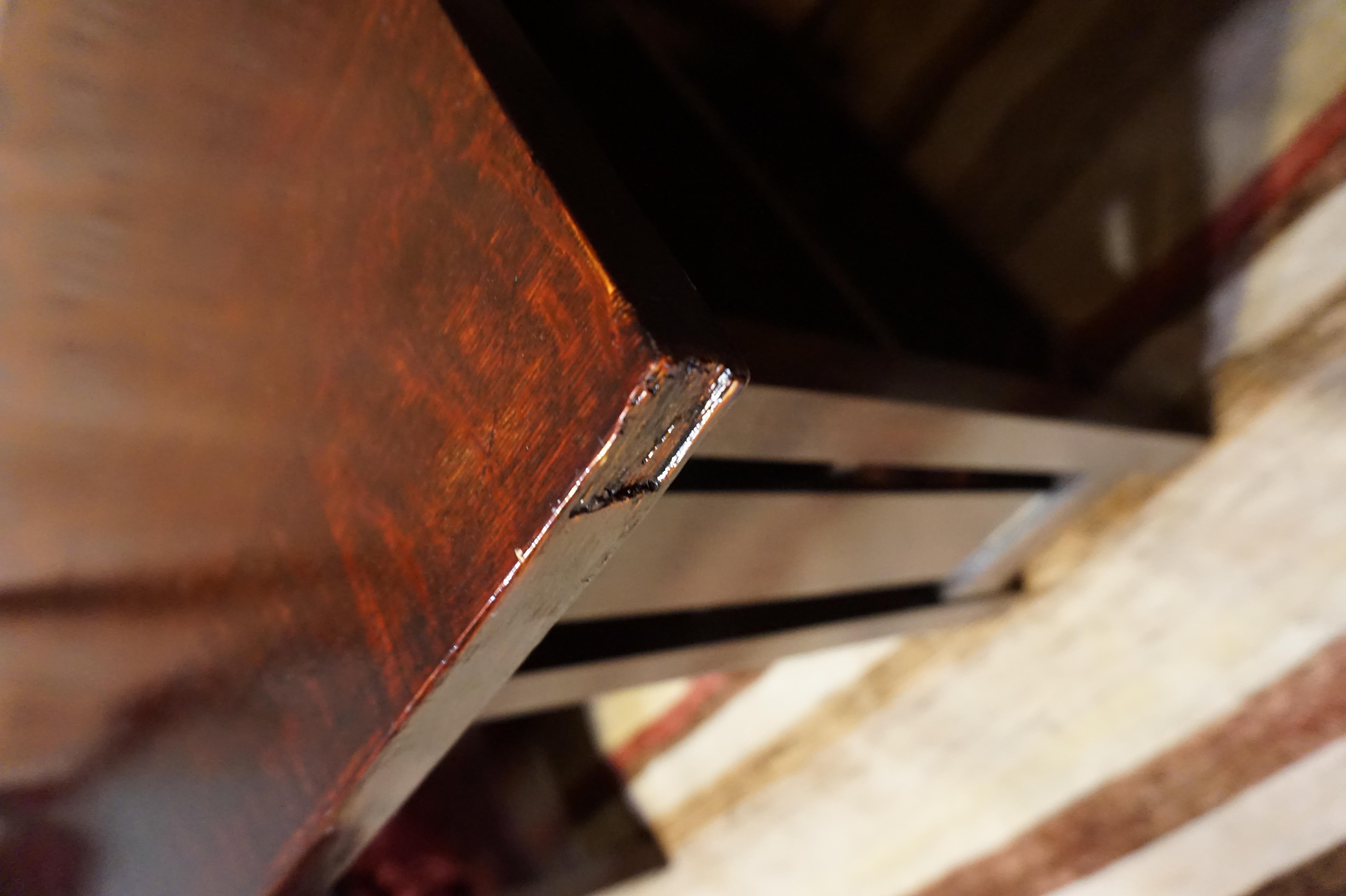 Englischer handgefertigter dunkel gebeizter massiver Eichenholz-Schreibtisch mit seitlichen Einlegeböden, Arts and Crafts  im Angebot 12