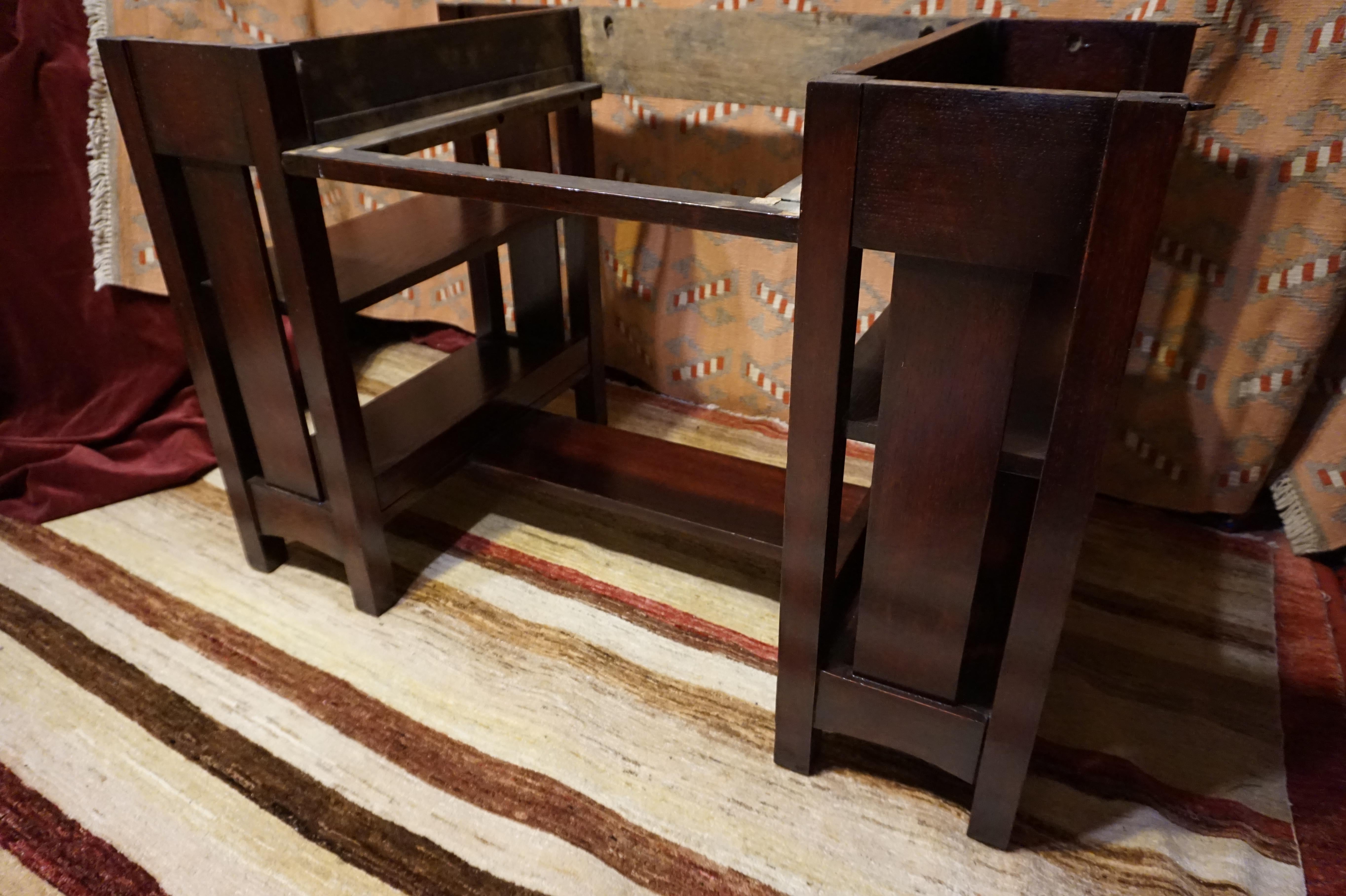 Englischer handgefertigter dunkel gebeizter massiver Eichenholz-Schreibtisch mit seitlichen Einlegeböden, Arts and Crafts  im Angebot 13