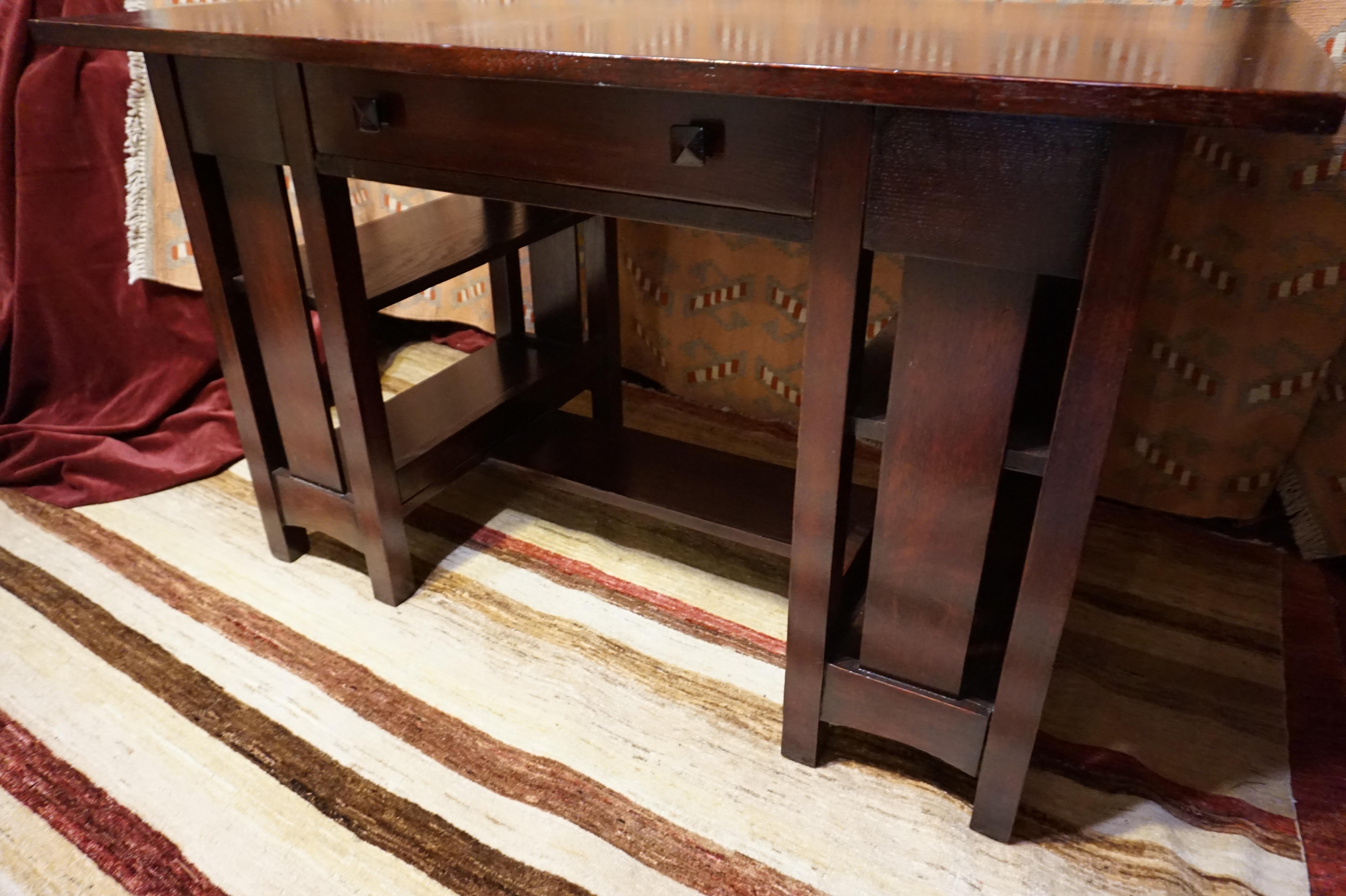 Englischer handgefertigter dunkel gebeizter massiver Eichenholz-Schreibtisch mit seitlichen Einlegeböden, Arts and Crafts  (Handgefertigt) im Angebot