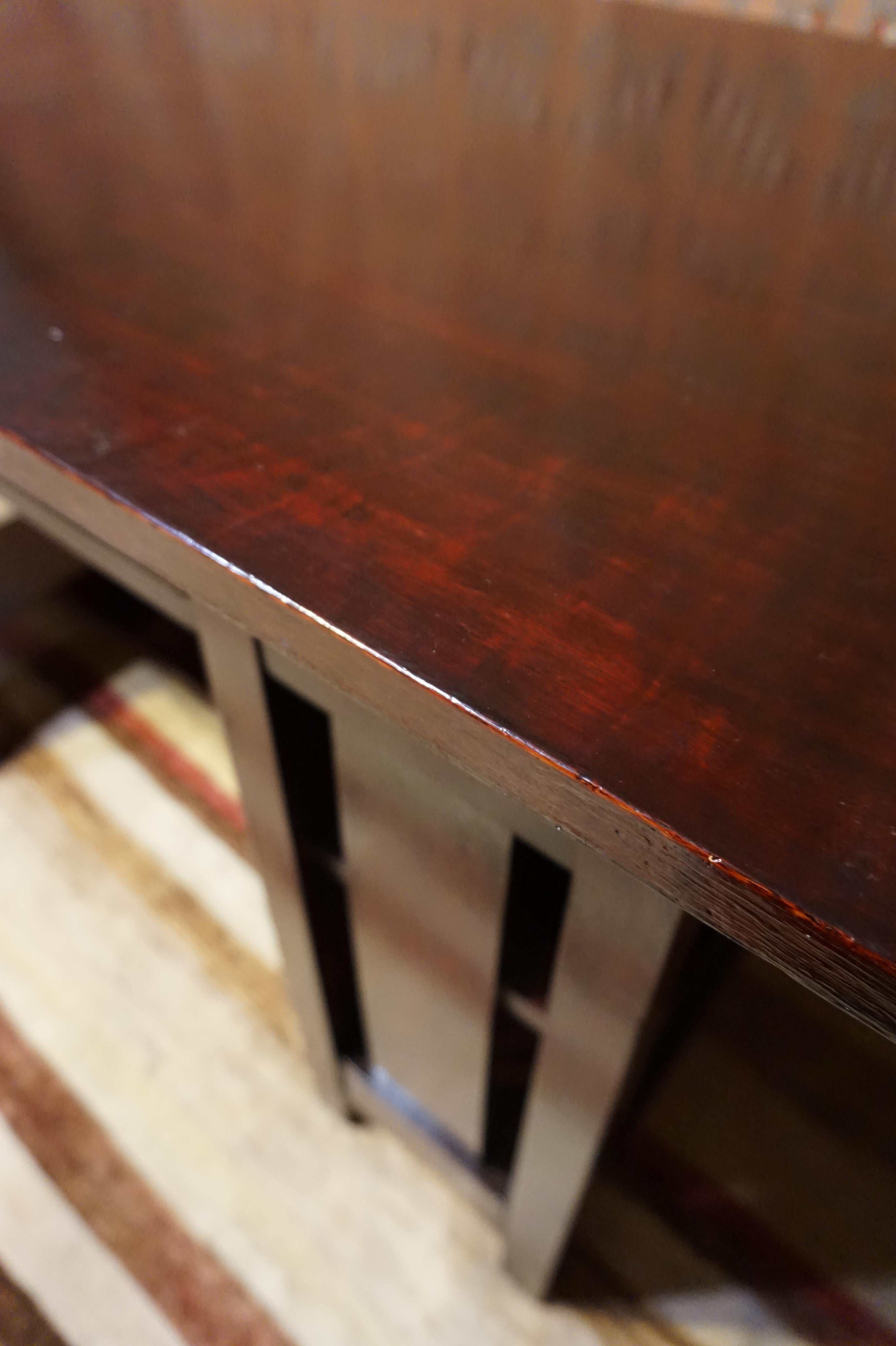 Englischer handgefertigter dunkel gebeizter massiver Eichenholz-Schreibtisch mit seitlichen Einlegeböden, Arts and Crafts  (Frühes 20. Jahrhundert) im Angebot