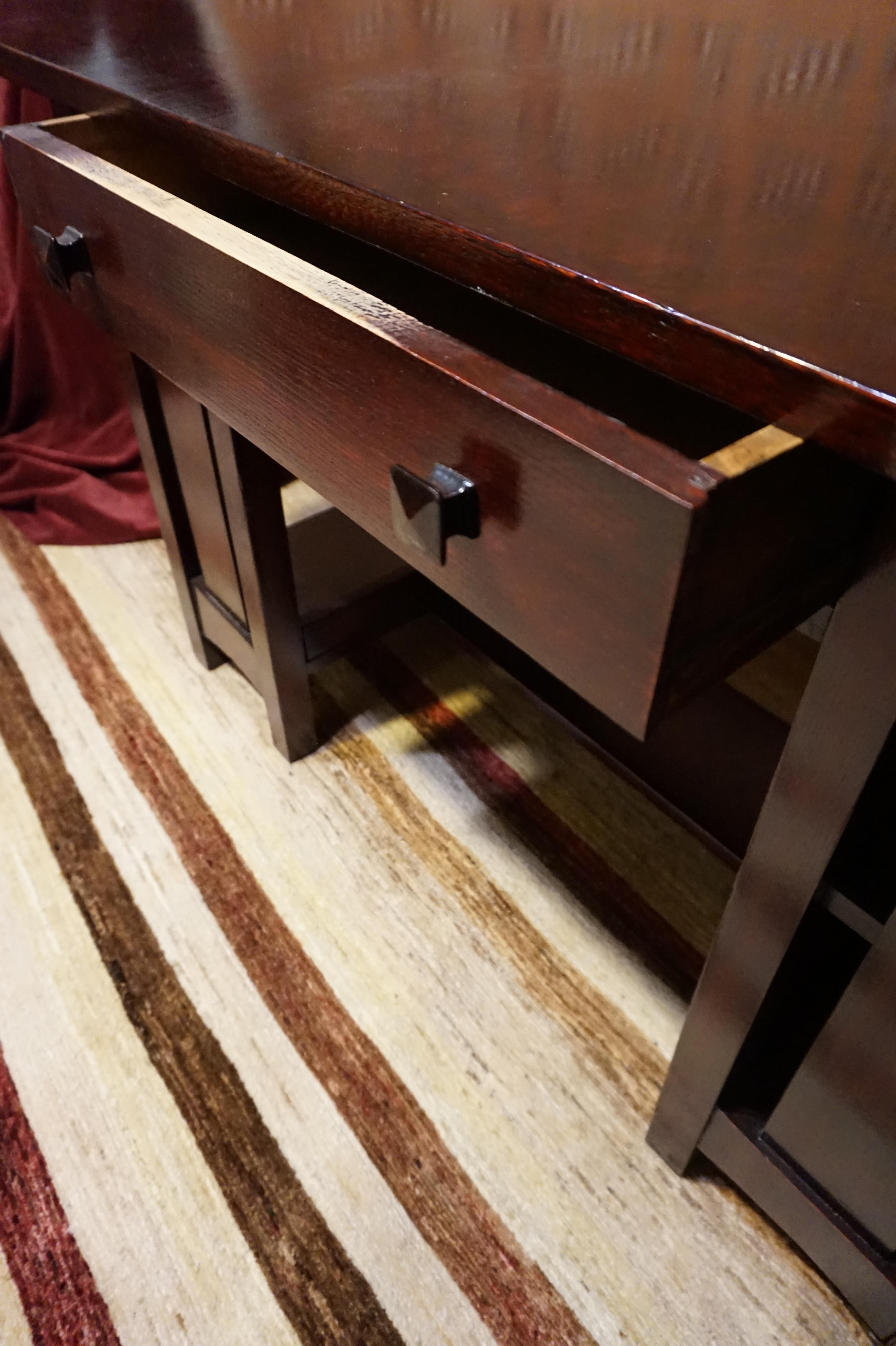 Englischer handgefertigter dunkel gebeizter massiver Eichenholz-Schreibtisch mit seitlichen Einlegeböden, Arts and Crafts  im Angebot 1