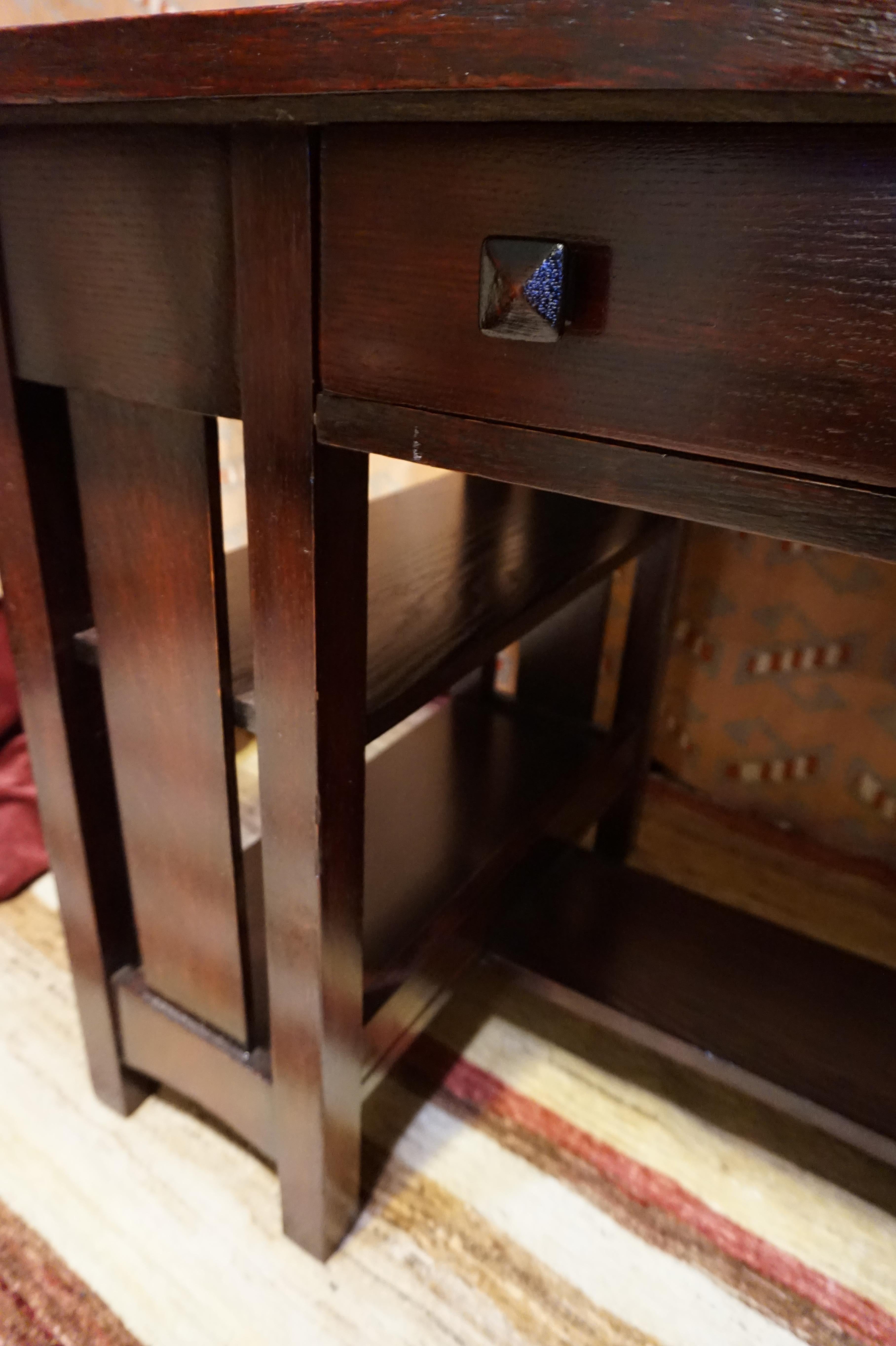 Englischer handgefertigter dunkel gebeizter massiver Eichenholz-Schreibtisch mit seitlichen Einlegeböden, Arts and Crafts  im Angebot 2