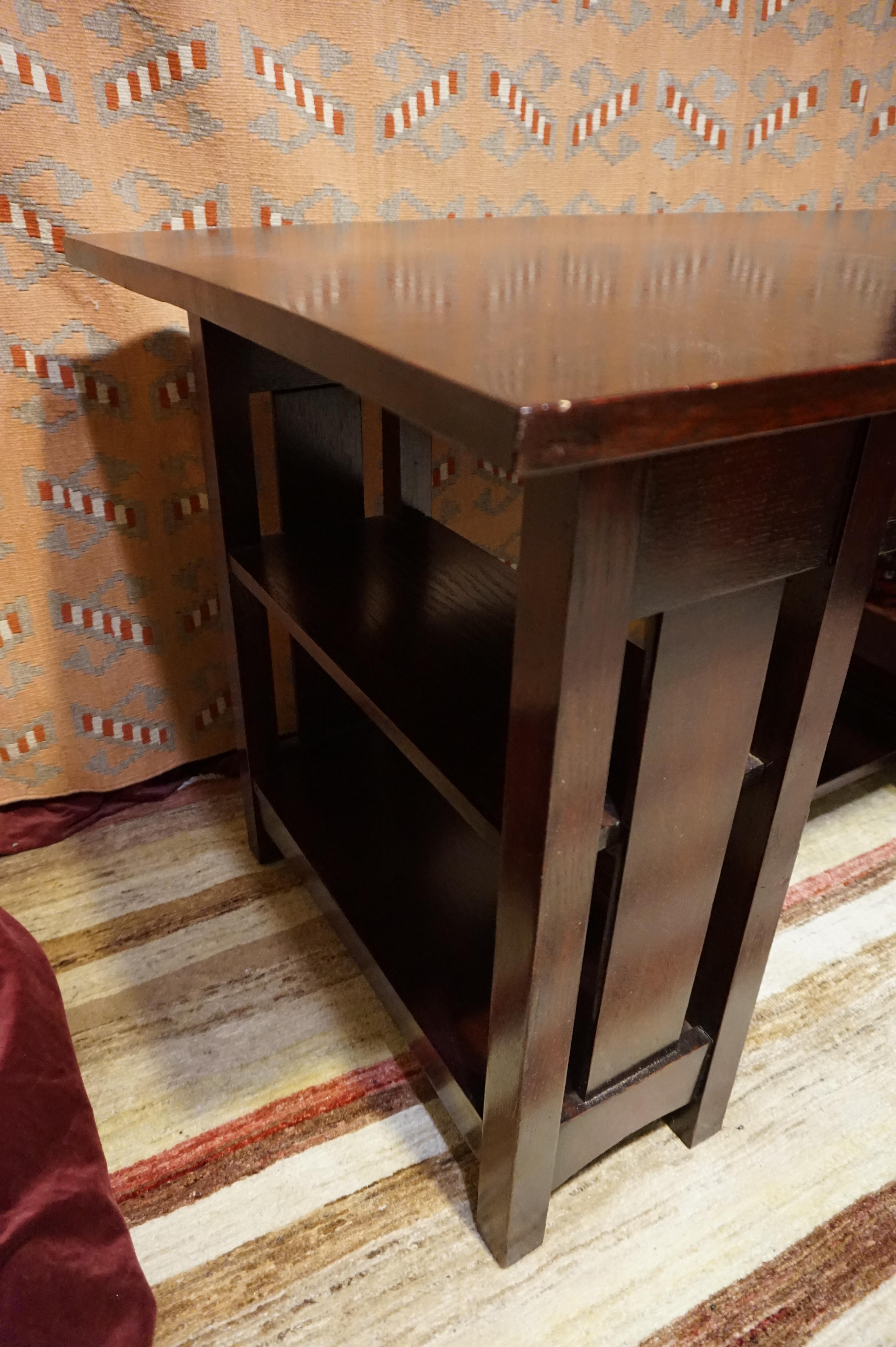 Englischer handgefertigter dunkel gebeizter massiver Eichenholz-Schreibtisch mit seitlichen Einlegeböden, Arts and Crafts  im Angebot 3