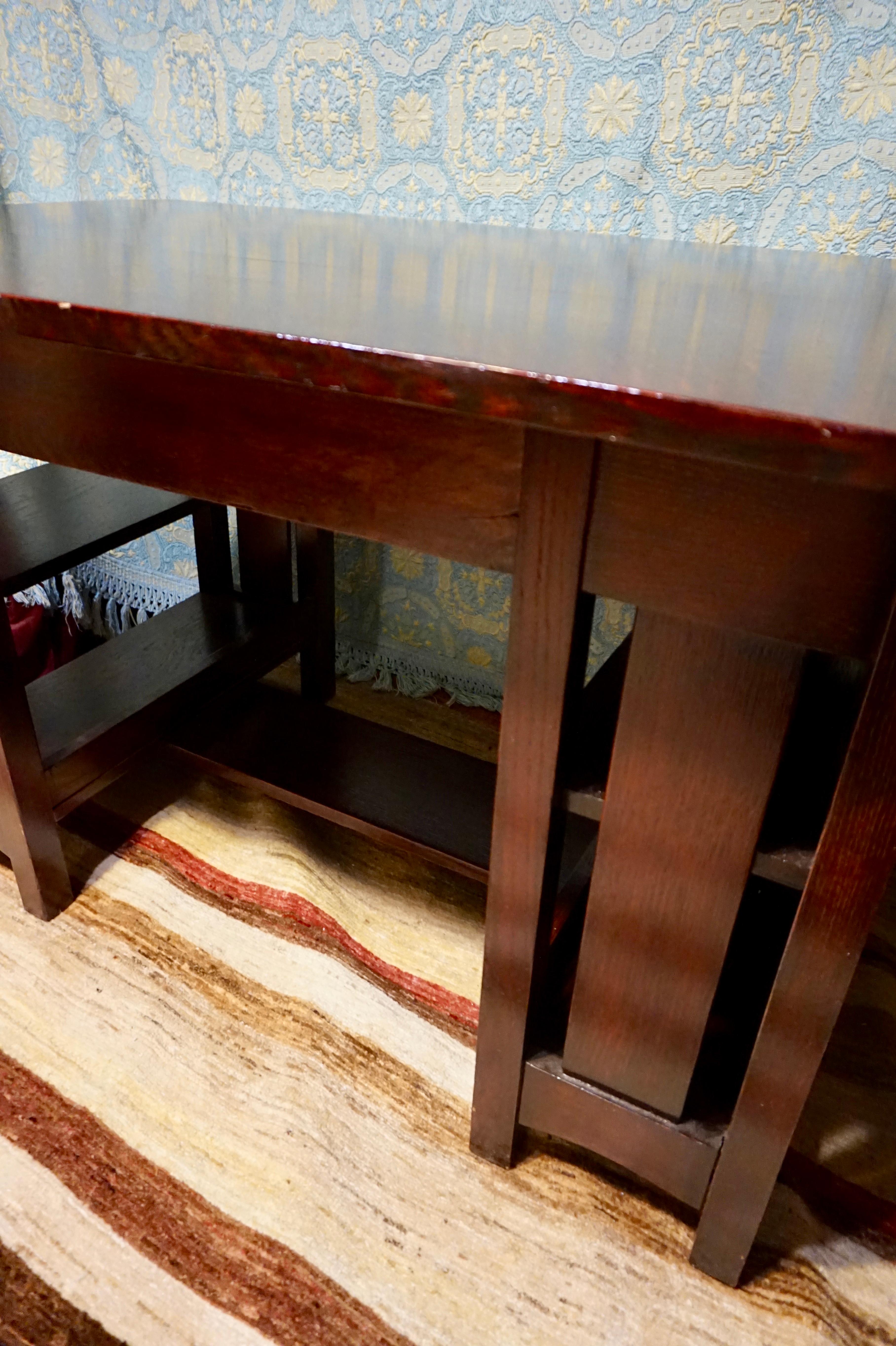 Englischer handgefertigter dunkel gebeizter massiver Eichenholz-Schreibtisch mit seitlichen Einlegeböden, Arts and Crafts  im Angebot 4