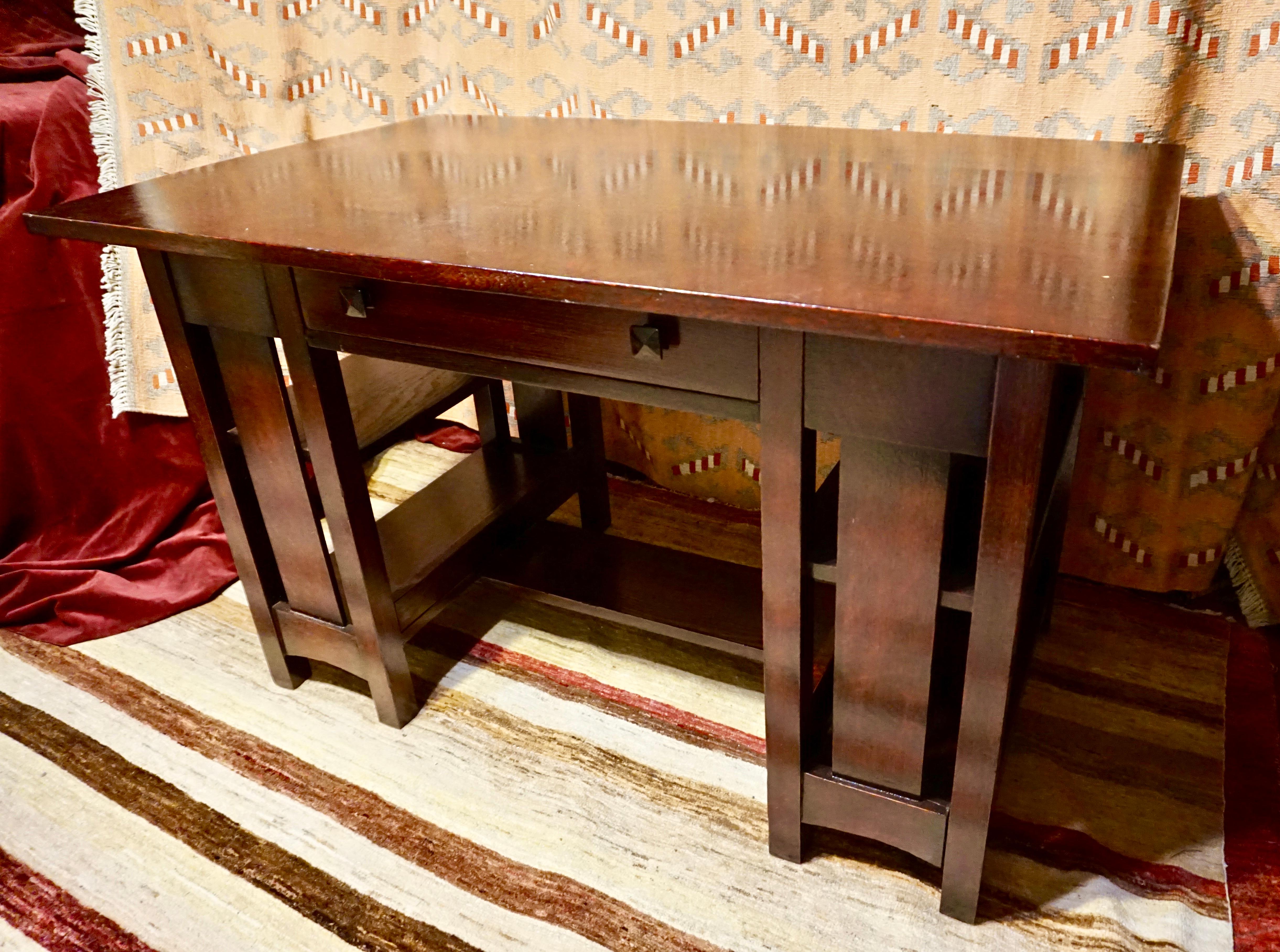Englischer handgefertigter dunkel gebeizter massiver Eichenholz-Schreibtisch mit seitlichen Einlegeböden, Arts and Crafts  im Angebot