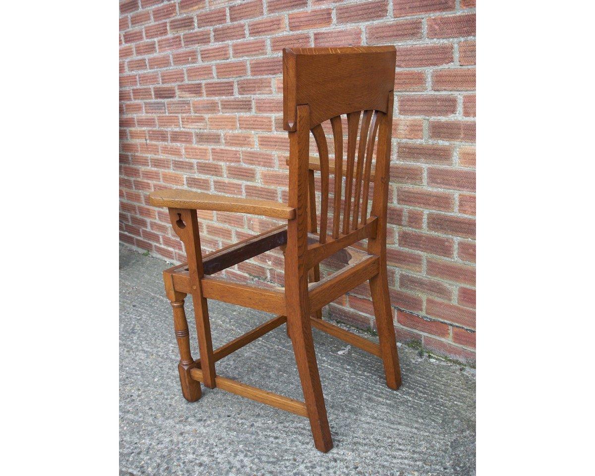 English Arts & Crafts Oak Dining Chair with Stylised Floral Cut-Outs to the Arms In Good Condition For Sale In London, GB