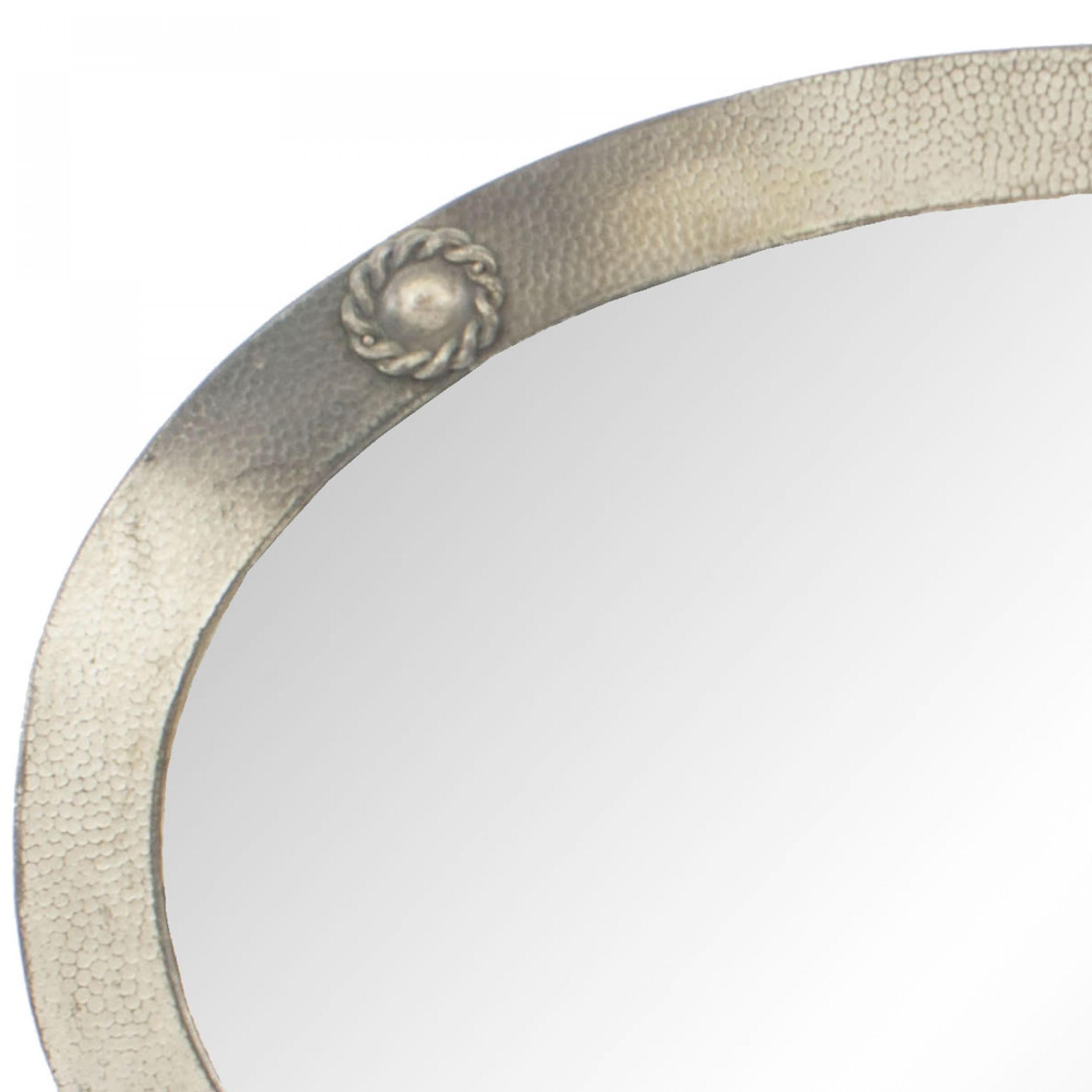Arts and Crafts Miroir mural ovale en étain de style Arts & Crafts anglais en vente