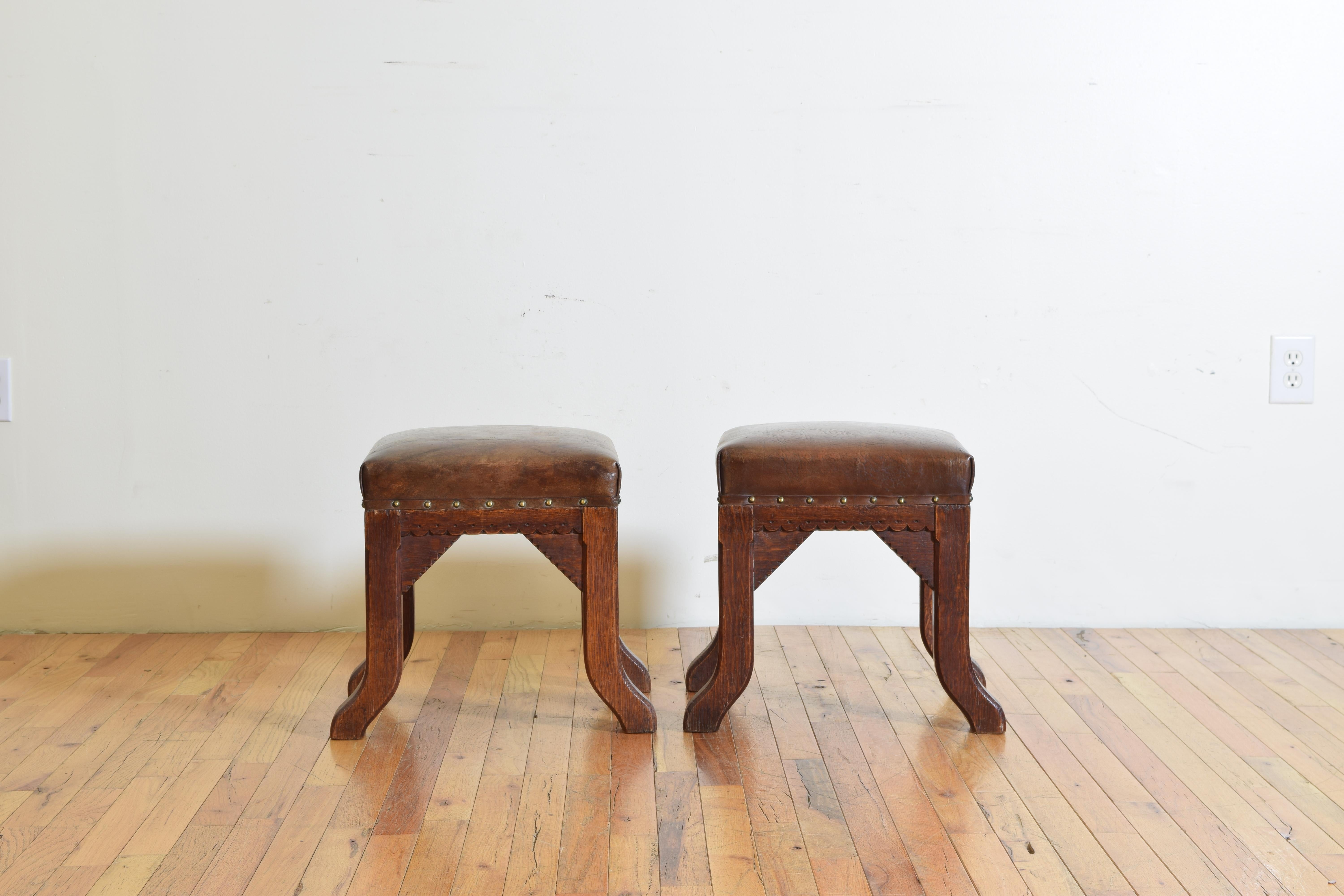 English Arts & Crafts Period Pair of Oak and Leather Upholstered Benches In Good Condition In Atlanta, GA