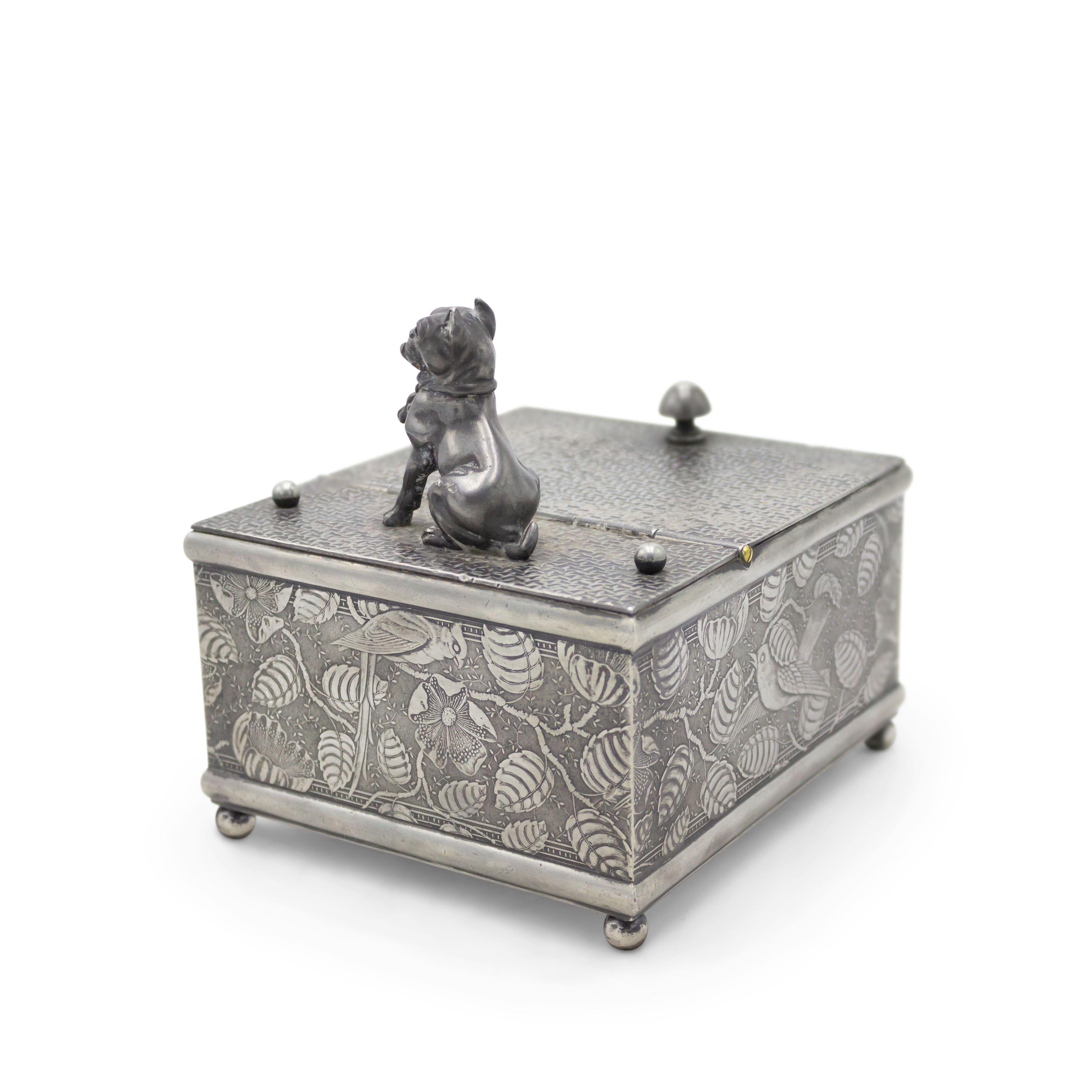 Caja de peltre inglesa Arts & Crafts con figura de perro Británico en venta