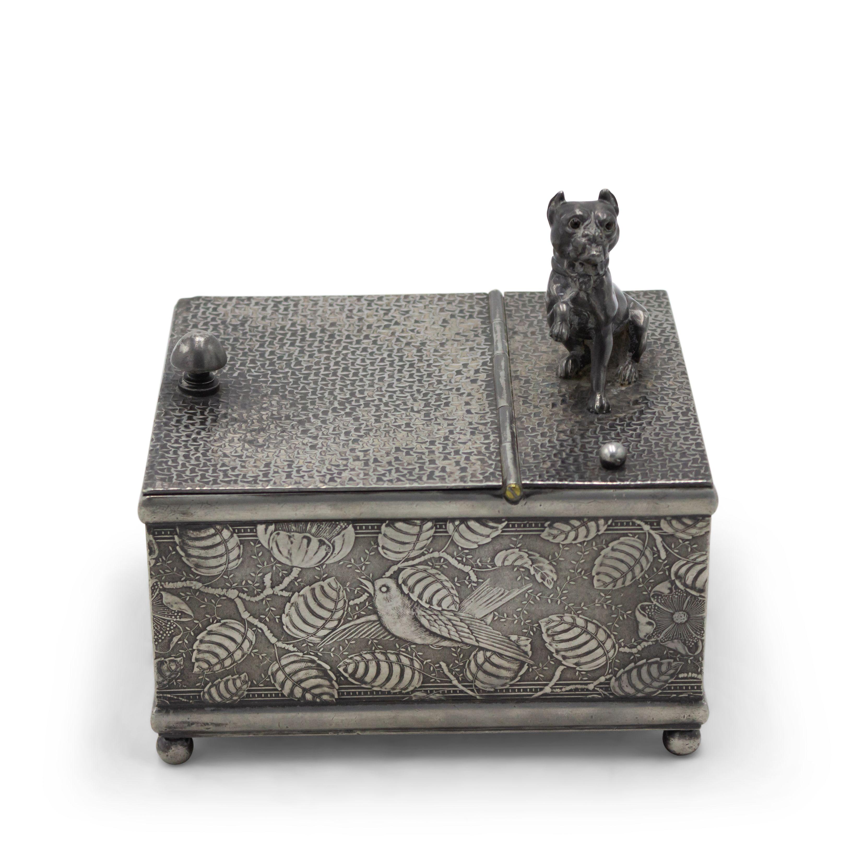 English Arts & Crafts Pewter Box with Dog Figure In Good Condition For Sale In New York, NY