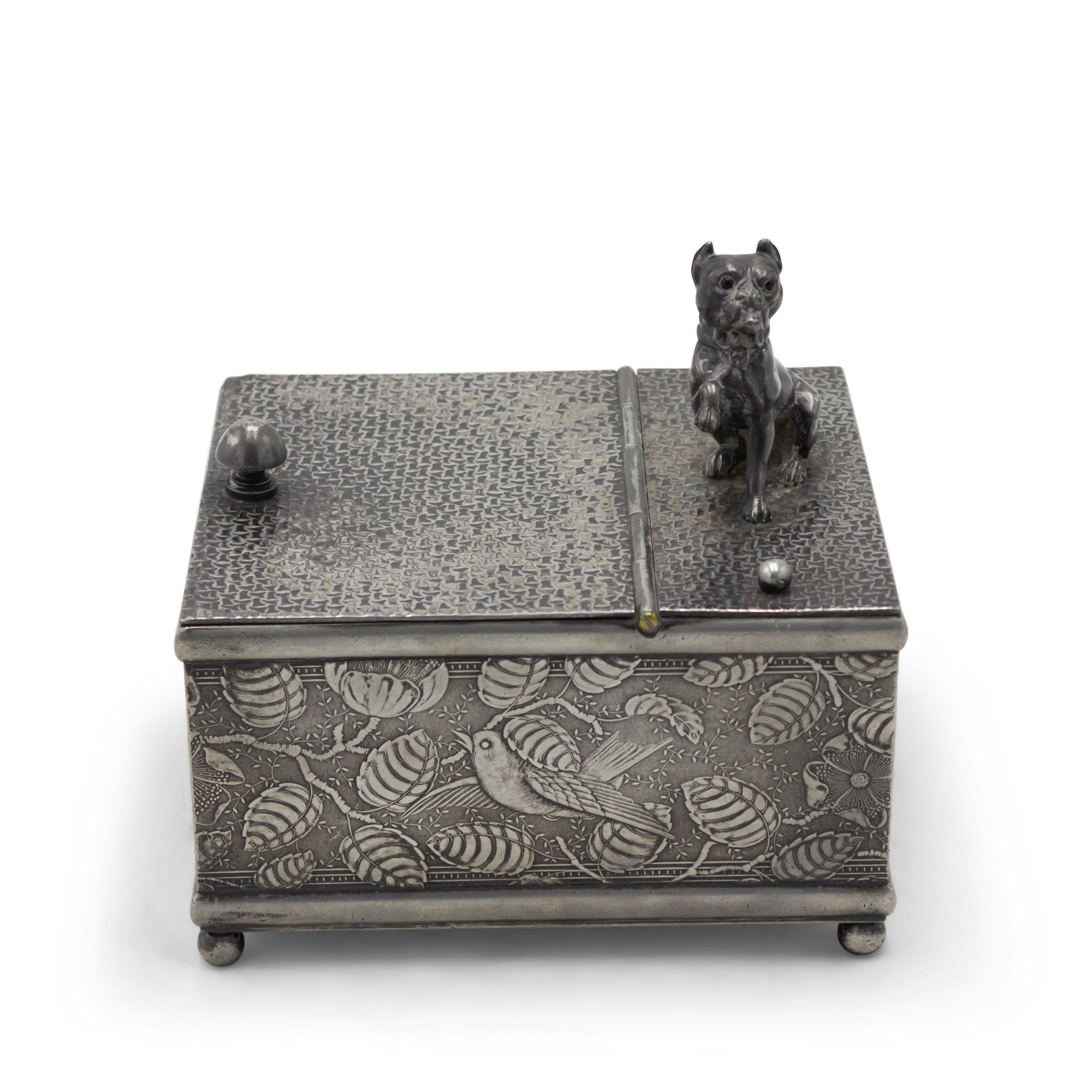 Caja de peltre inglesa Arts & Crafts con figura de perro Peltre en venta