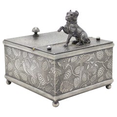 Englische Arts and Crafts- Zinnschachtel mit Hundefigur