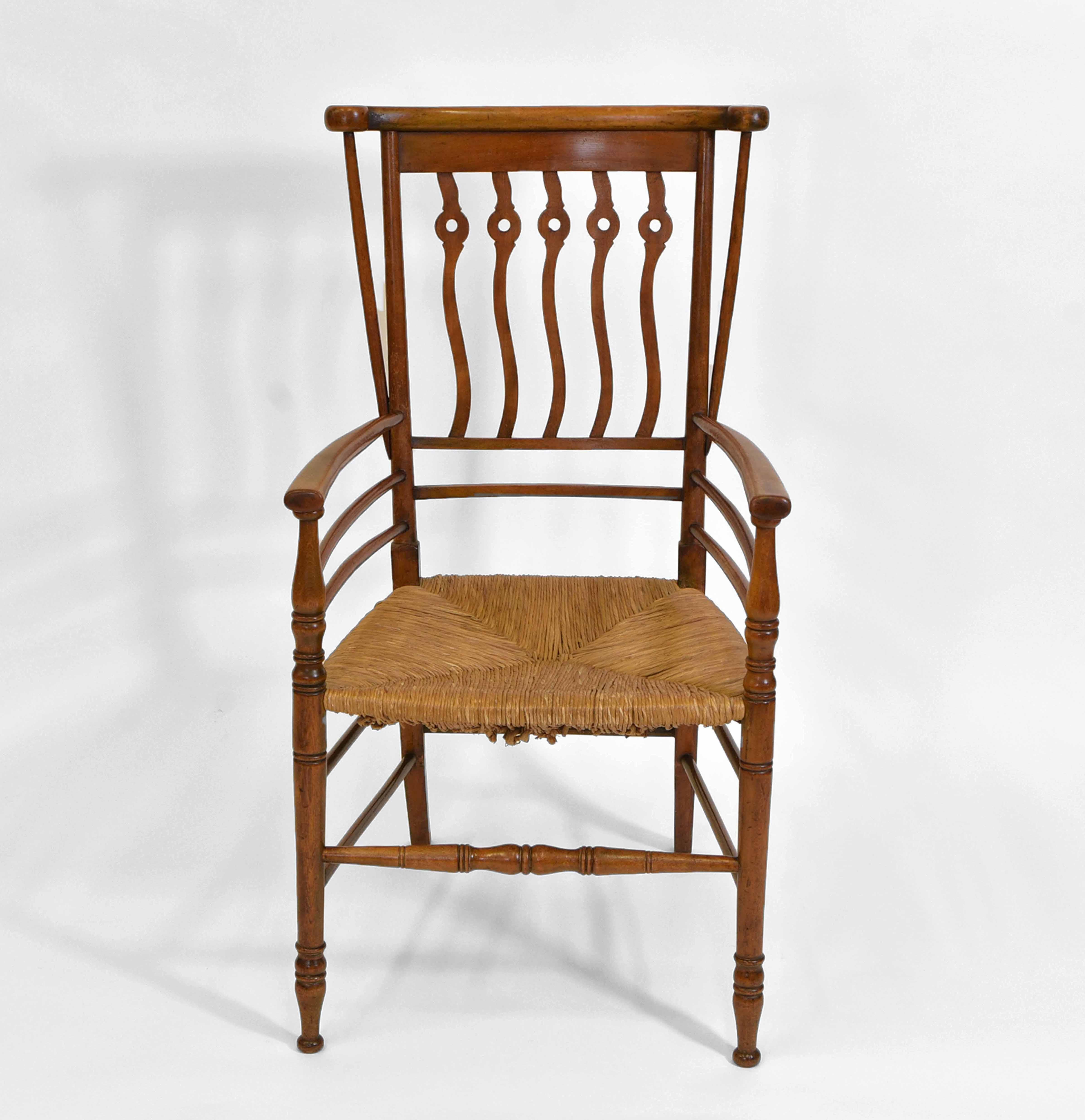 Ein stilvoller englischer Arts-and-Crafts-Sessel aus Buche und Obstholz mit Binsen-Sitz, mit gewelltem und durchbrochenem Design-Splat. Wahrscheinlich in High Wycombe hergestellt. Um 1900.

*Gratislieferung nur für alle Gebiete auf dem englischen