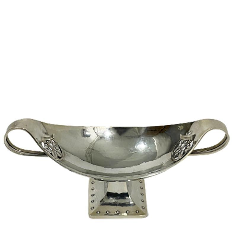 English Arts & Crafts Silver Bowl by George Laurence Conell, Birmingham, 1931 In Good Condition For Sale In Delft, NL