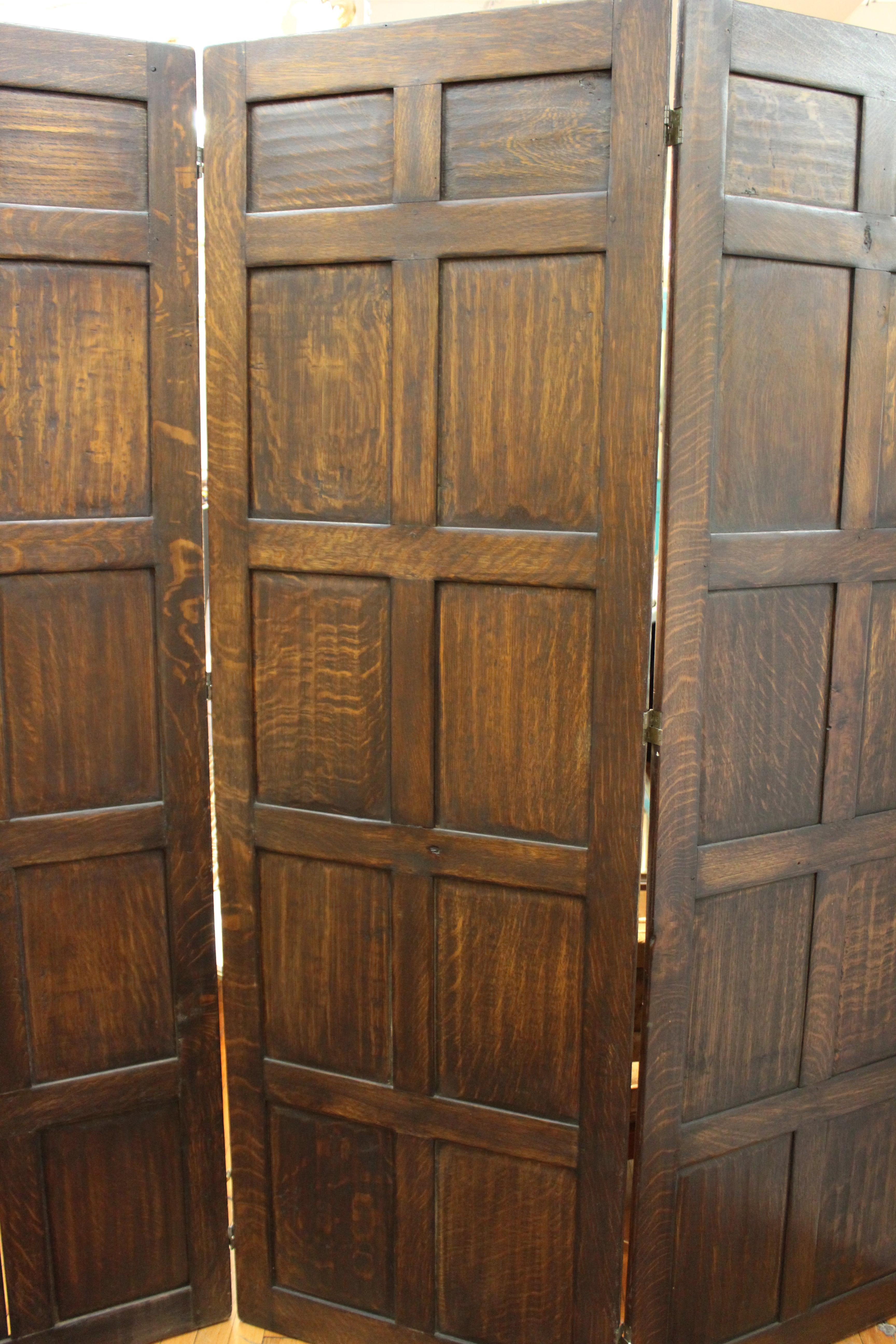 English Arts & Crafts period hand-hewn oak three-panel wooden screen with wood pegs and beveled panels. The piece was made in England during the 1870s and is in great vintage condition with age-appropriate wear to the surfaces.