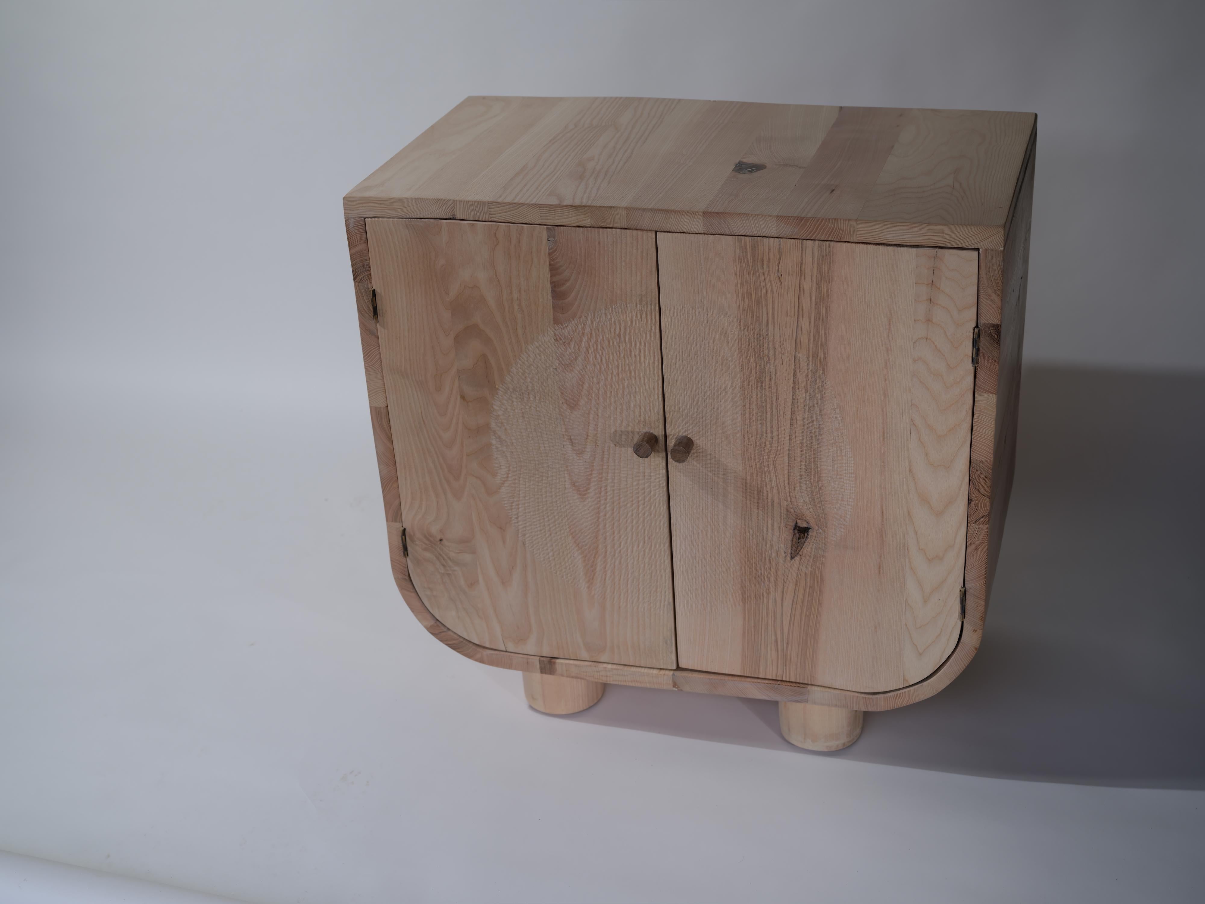 Armario inglés de fresno con detalle frontal tallado y estante de nogal en Nuevo estado para la venta en Towcester, England