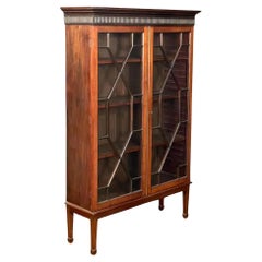 Librería inglesa de astragal esmaltado de caoba de la época eduardiana