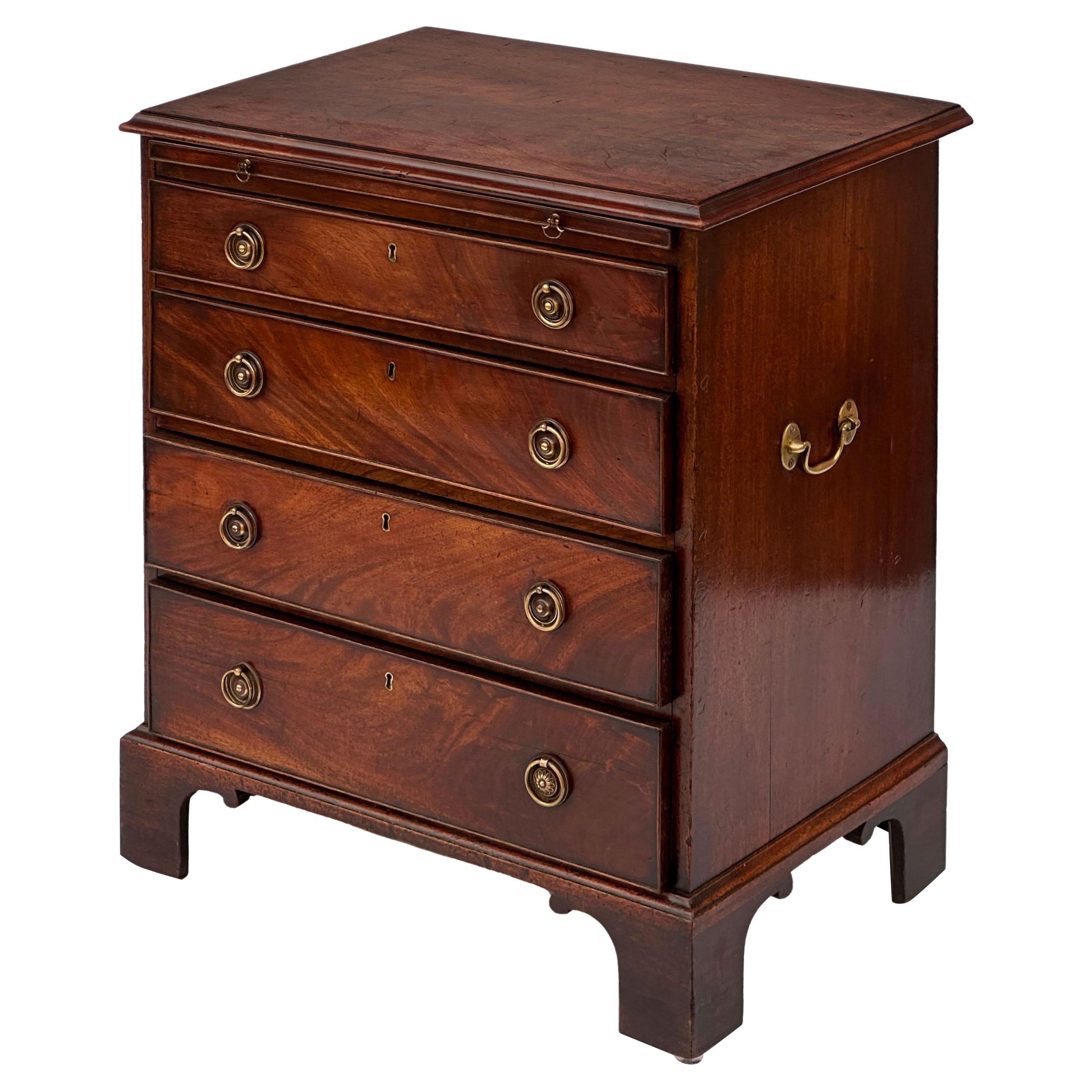 Piccola cassapanca o comodino inglese in mogano fiammato
