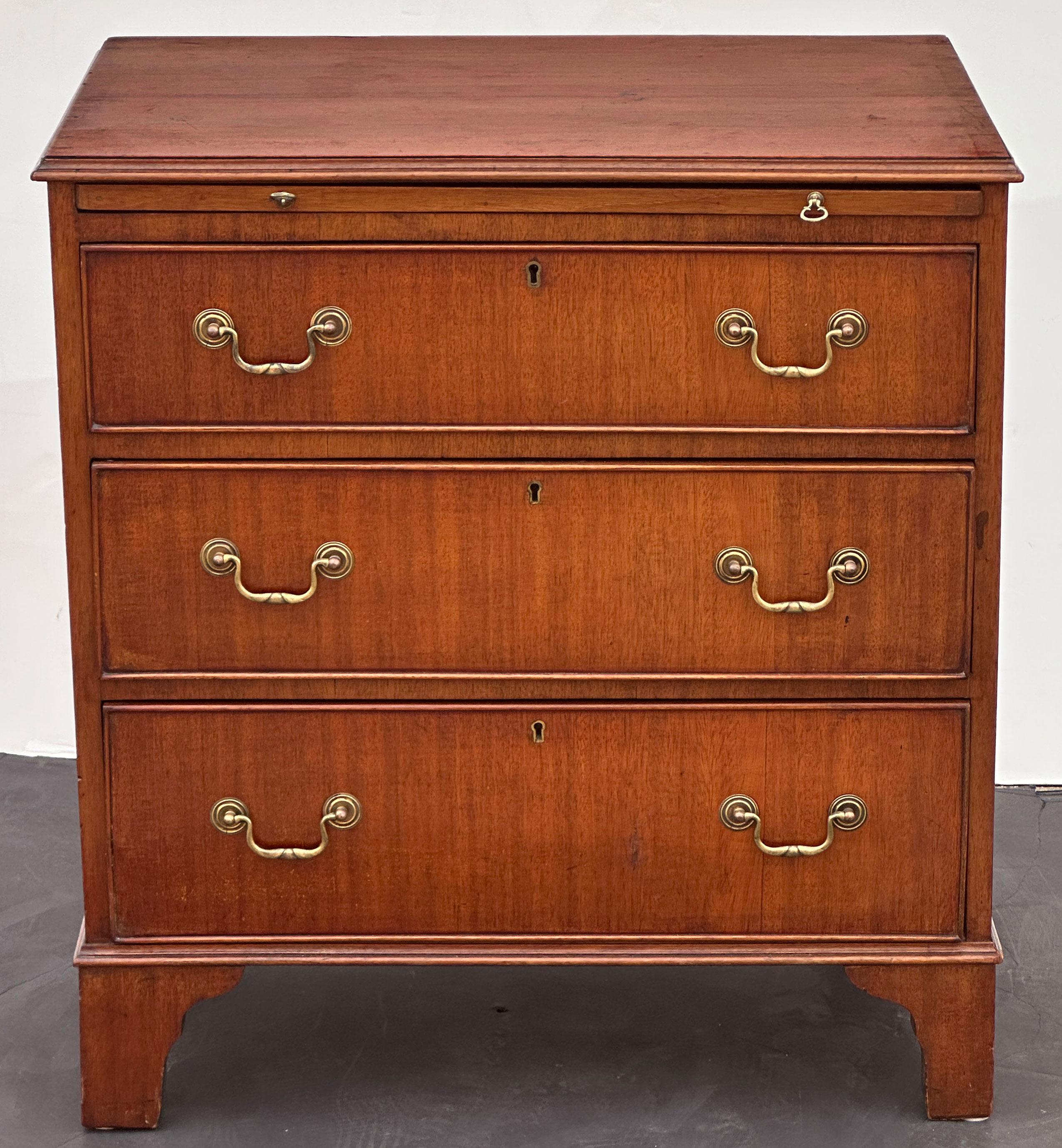 Una bella cassettiera inglese da scapolo (o cassettone) in mogano, caratterizzata da un piano in mogano modellato su un fregio con slitta per scrivania da scapolo estraibile e tre cassetti con perline, il tutto con una bella ferramenta in ottone,