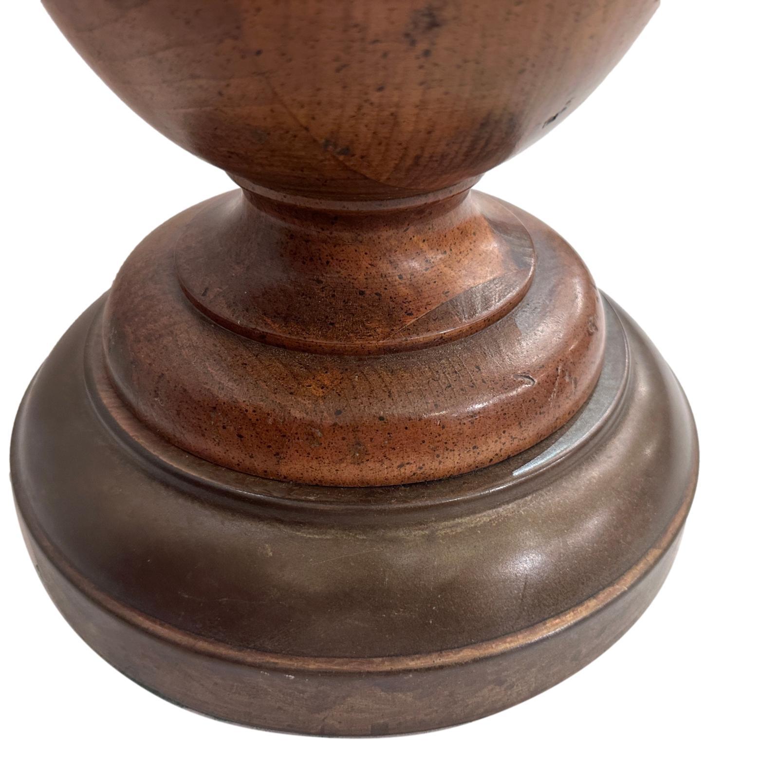 Lámpara de sobremesa de balaustre de la década de 1950 con base de bronce.

Medidas:
Altura del cuerpo: 19
Altura hasta el apoyo de la sombrilla: 32
Diámetro: 8