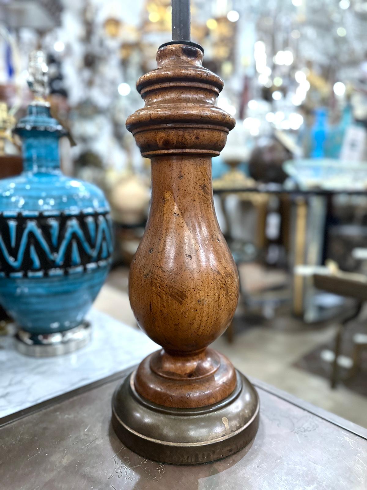 Balaustre Inglés Lámpara de Madera en Bueno estado para la venta en New York, NY