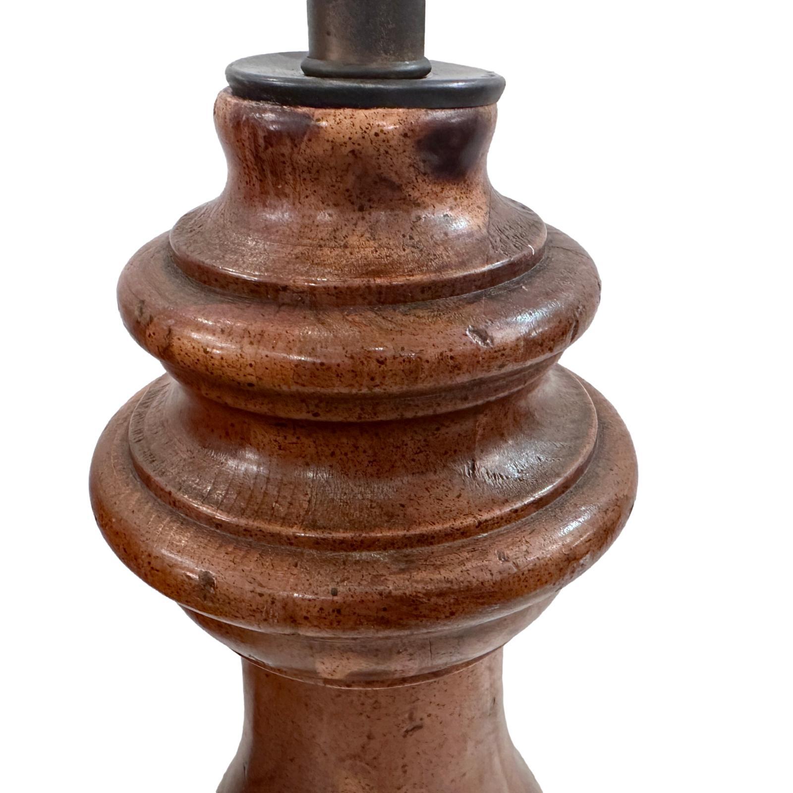 Balaustre Inglés Lámpara de Madera mediados del siglo XX en venta