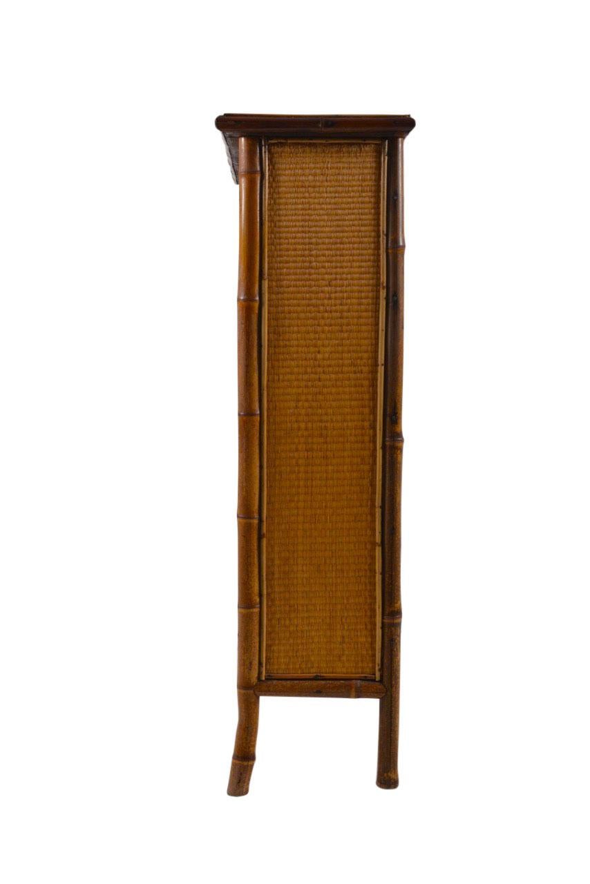 Extreme elegant Edwardian bamboo bookcase made in England circa 1910 with a combination of bamboo structures and straw inlay panels. Three adjustable shelves. In perfect condition.