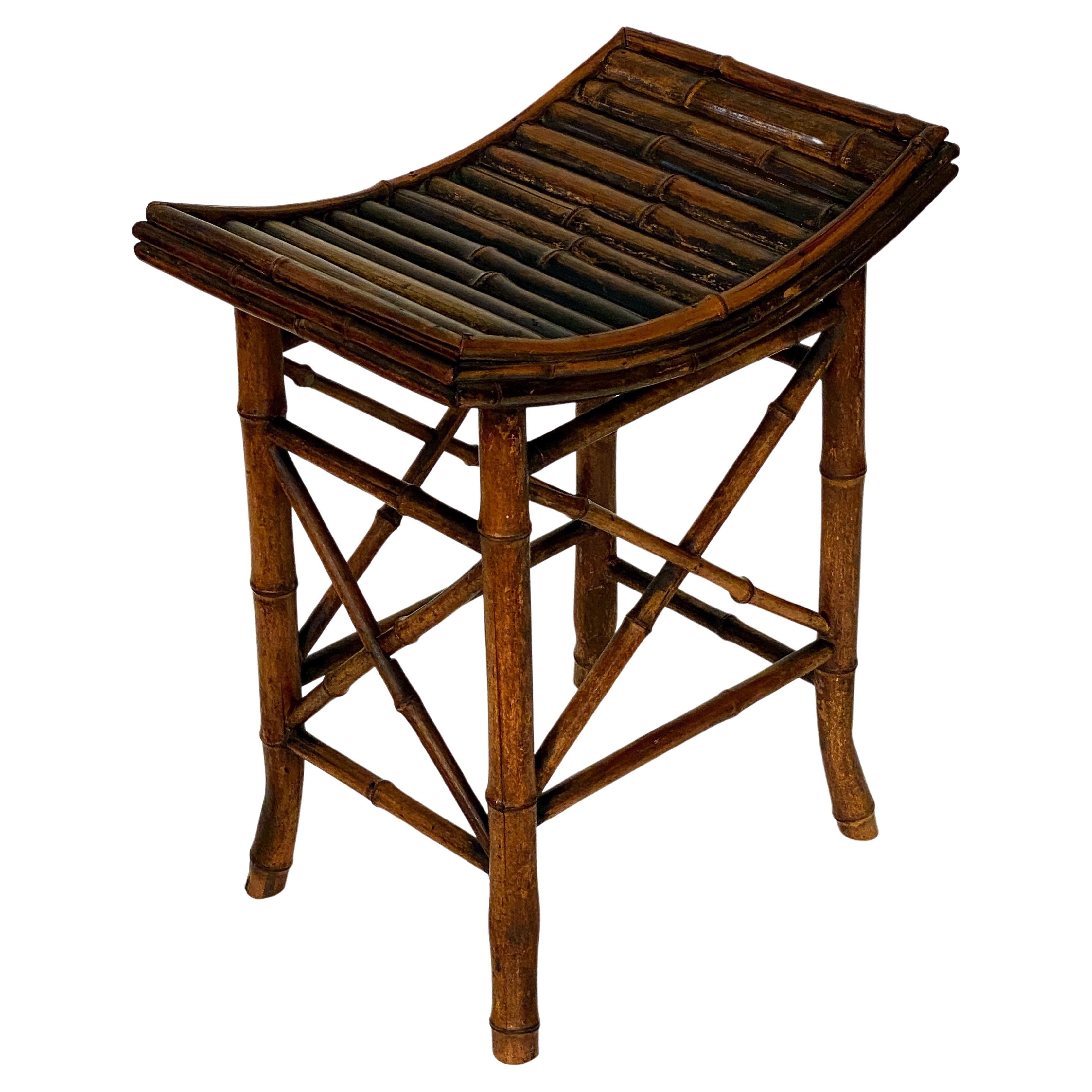 Banc ou tabouret en bambou anglais avec assise en selle de l'époque du mouvement esthétique
