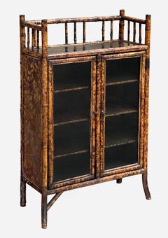 Bibliothèque en bambou de style anglais avec partie supérieure en Gallery et deux portes vitrées
