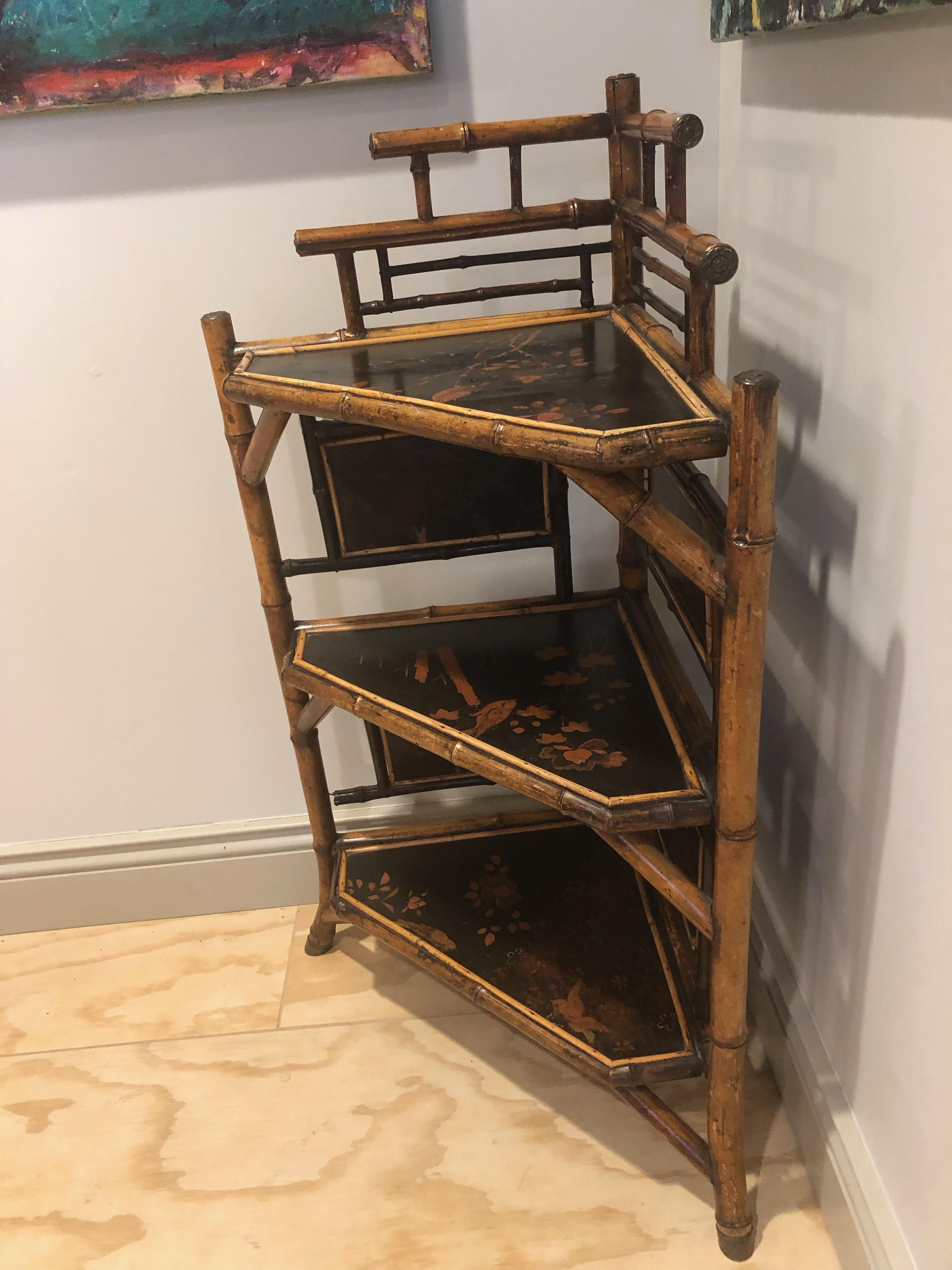 Diese englische 3-stöckige Eck-Etagere aus bMBOO ist handgefertigt im Stil der 