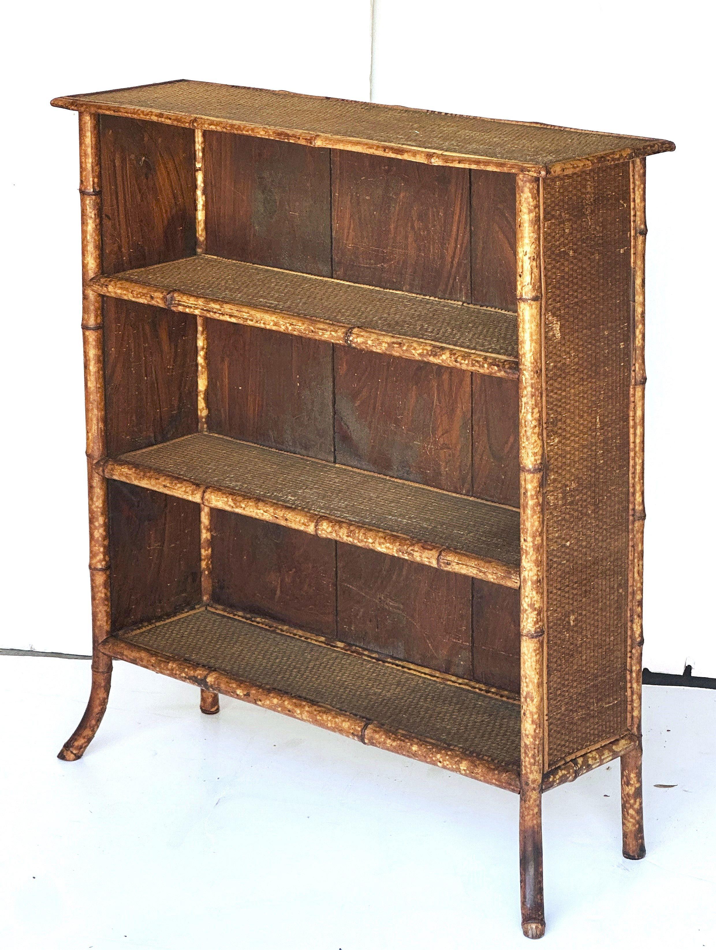 Ein feines englisches Bambus-Bücherregal aus der Zeit des Aesthetic Movement, ca. 1870-1910, mit offenen Regalen - mit originalen Seegras-Akzenten an der Decke, den Seiten und den Regalen - und einem Schildpatt-Finish auf dem Bambus.