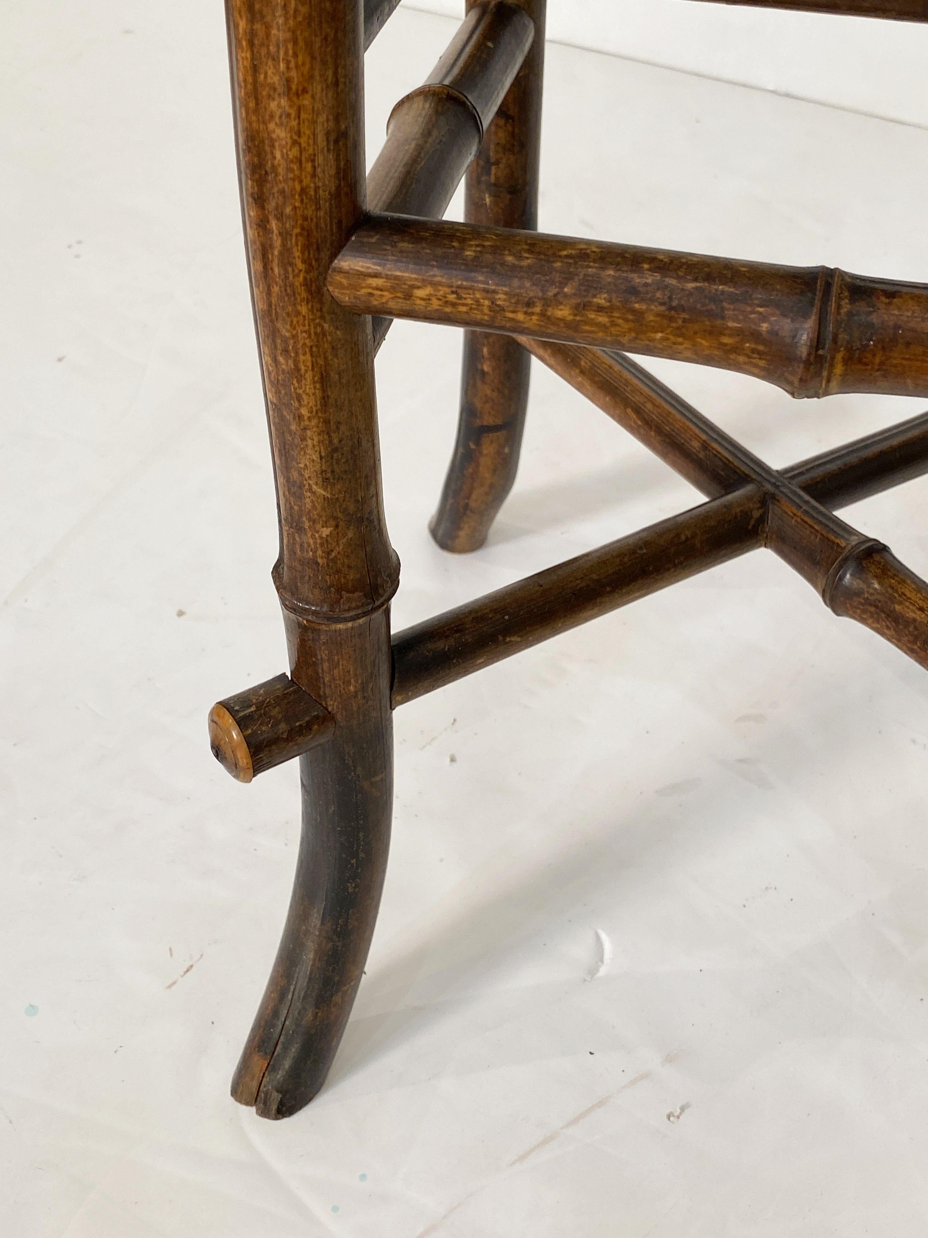 Table ou tabouret en bambou anglais avec assise en carreaux de l'époque du mouvement esthétique en vente 6
