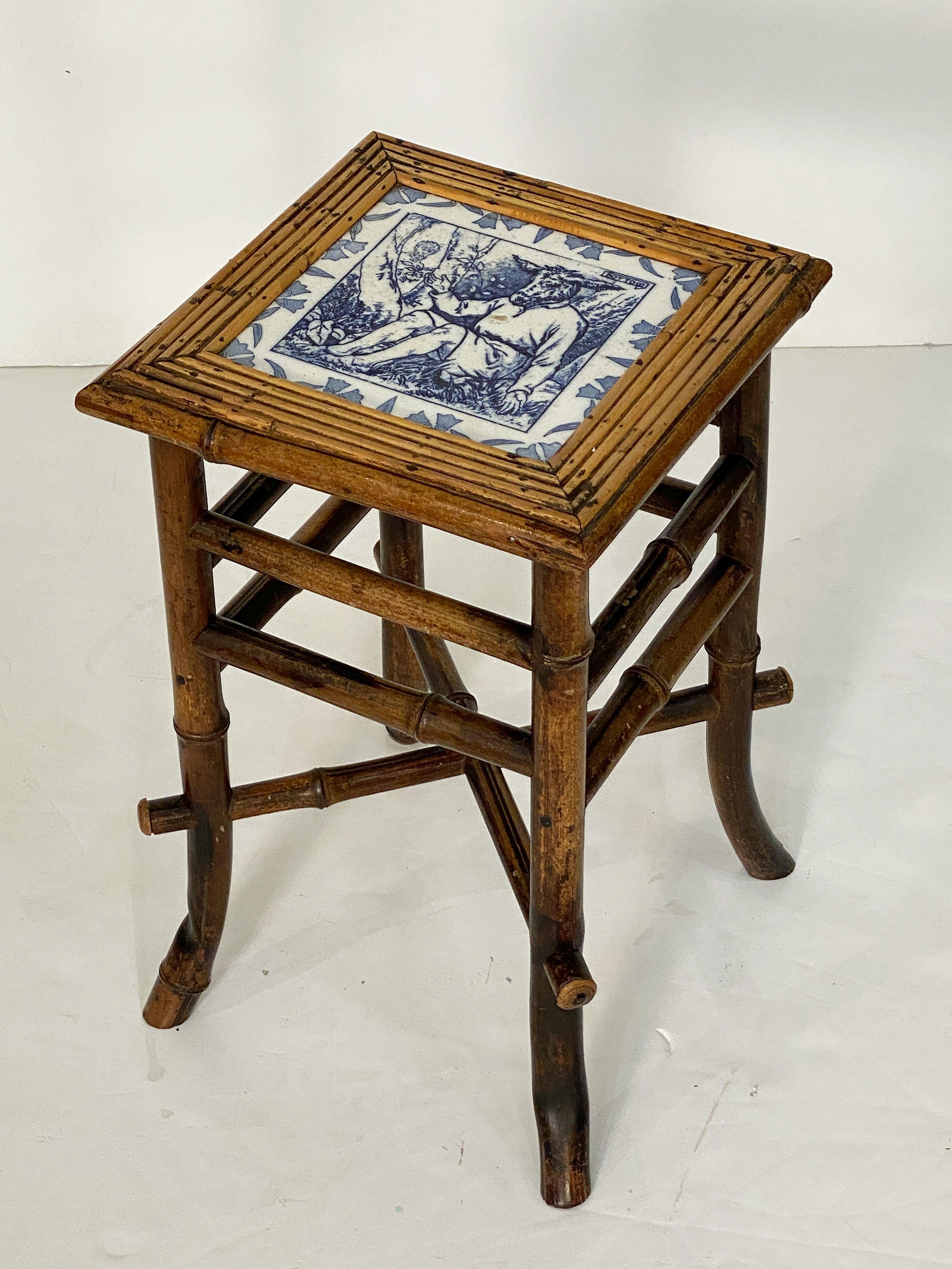 Anglais Table ou tabouret en bambou anglais avec assise en carreaux de l'époque du mouvement esthétique en vente