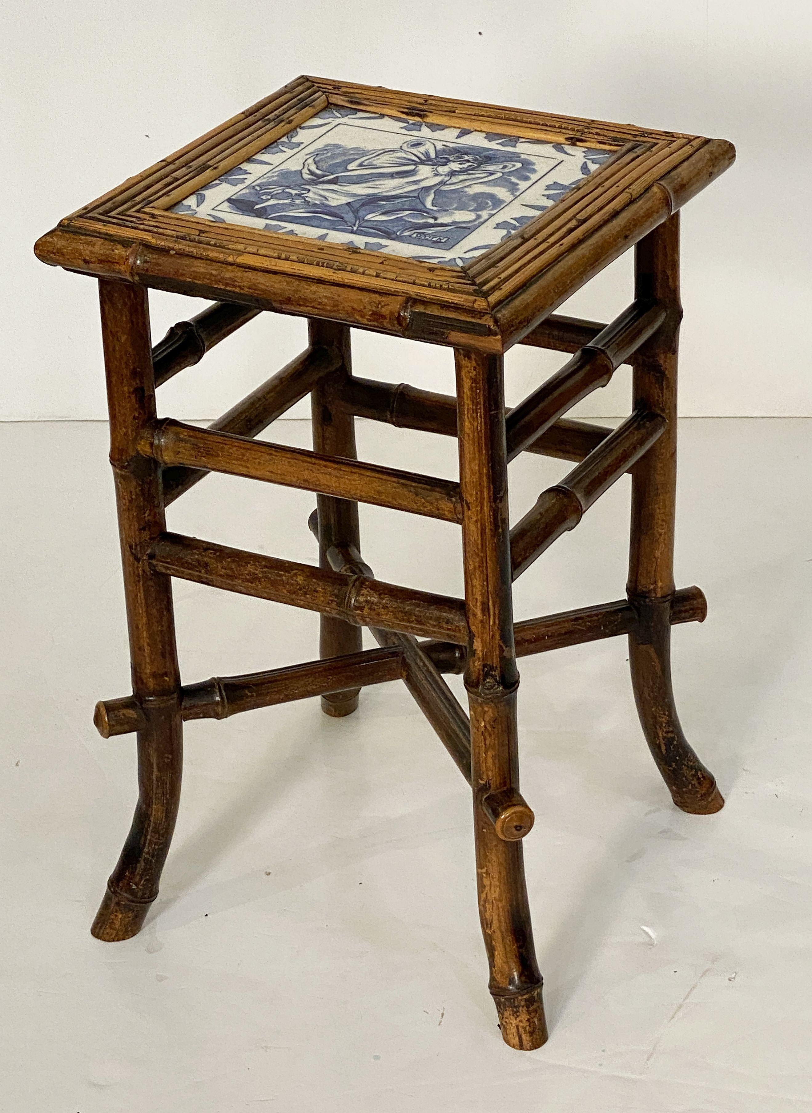 Patiné Table ou tabouret en bambou anglais avec assise en carreaux de l'époque du mouvement esthétique en vente