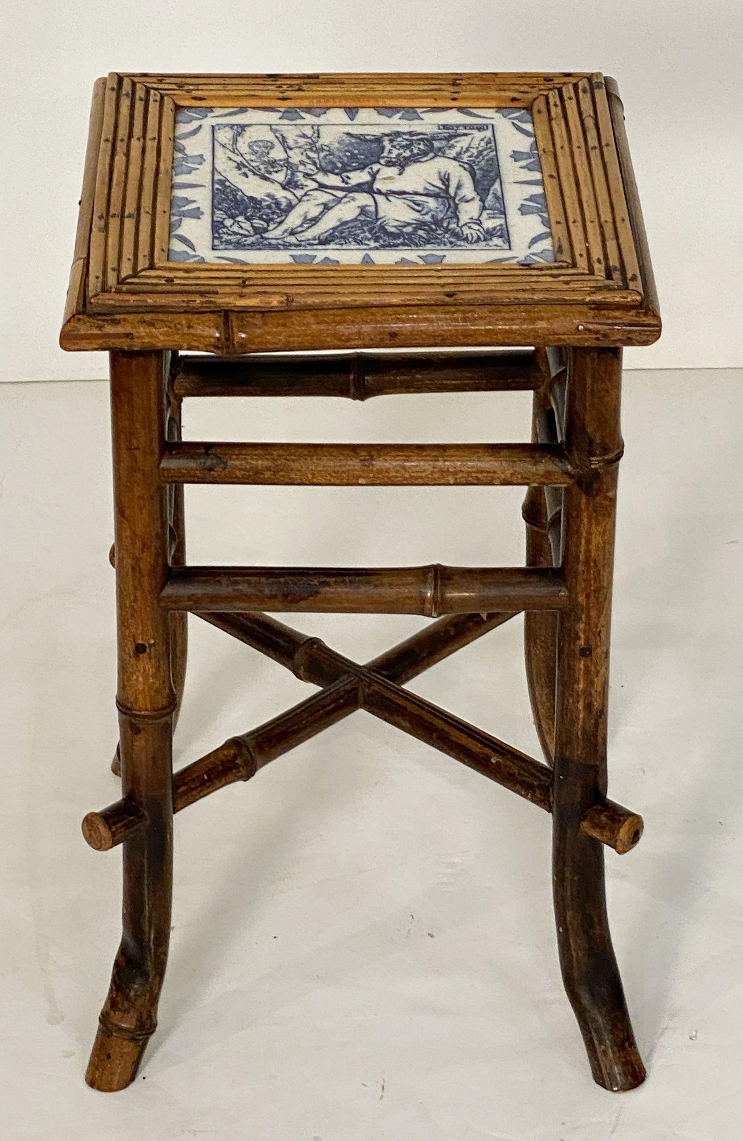 Vernissé Table ou tabouret en bambou anglais avec assise en carreaux de l'époque du mouvement esthétique en vente