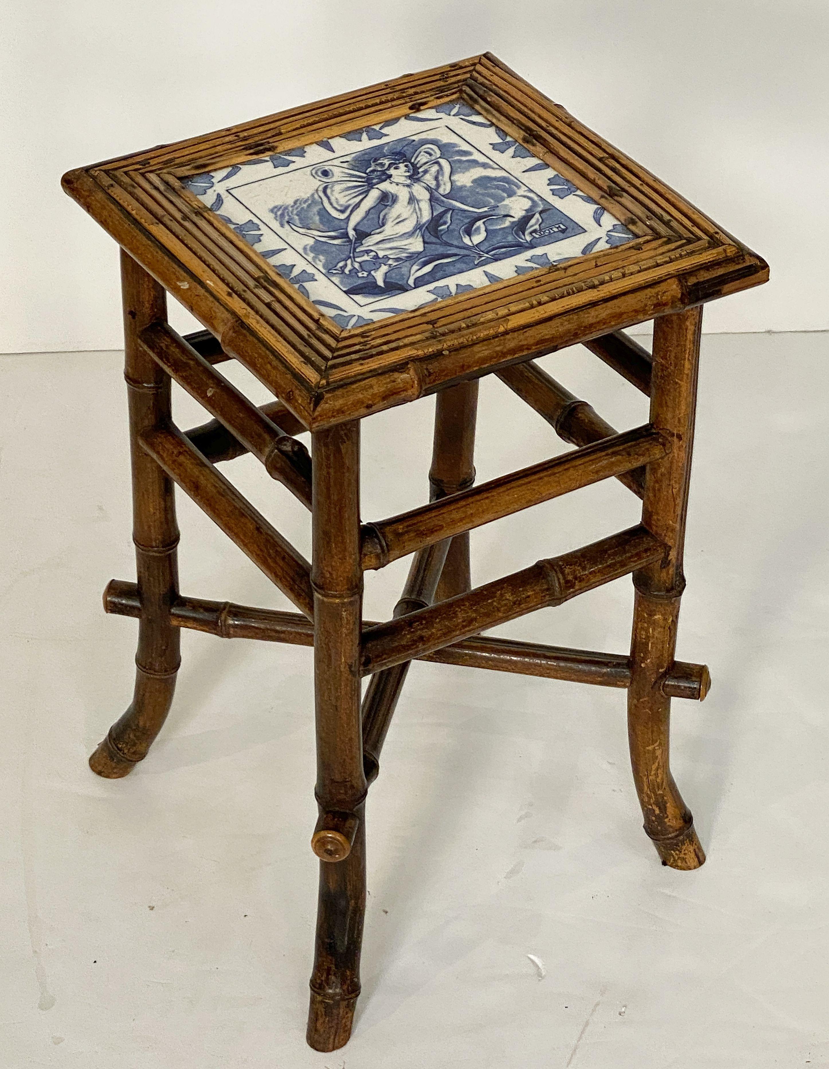 Table ou tabouret en bambou anglais avec assise en carreaux de l'époque du mouvement esthétique Bon état - En vente à Austin, TX