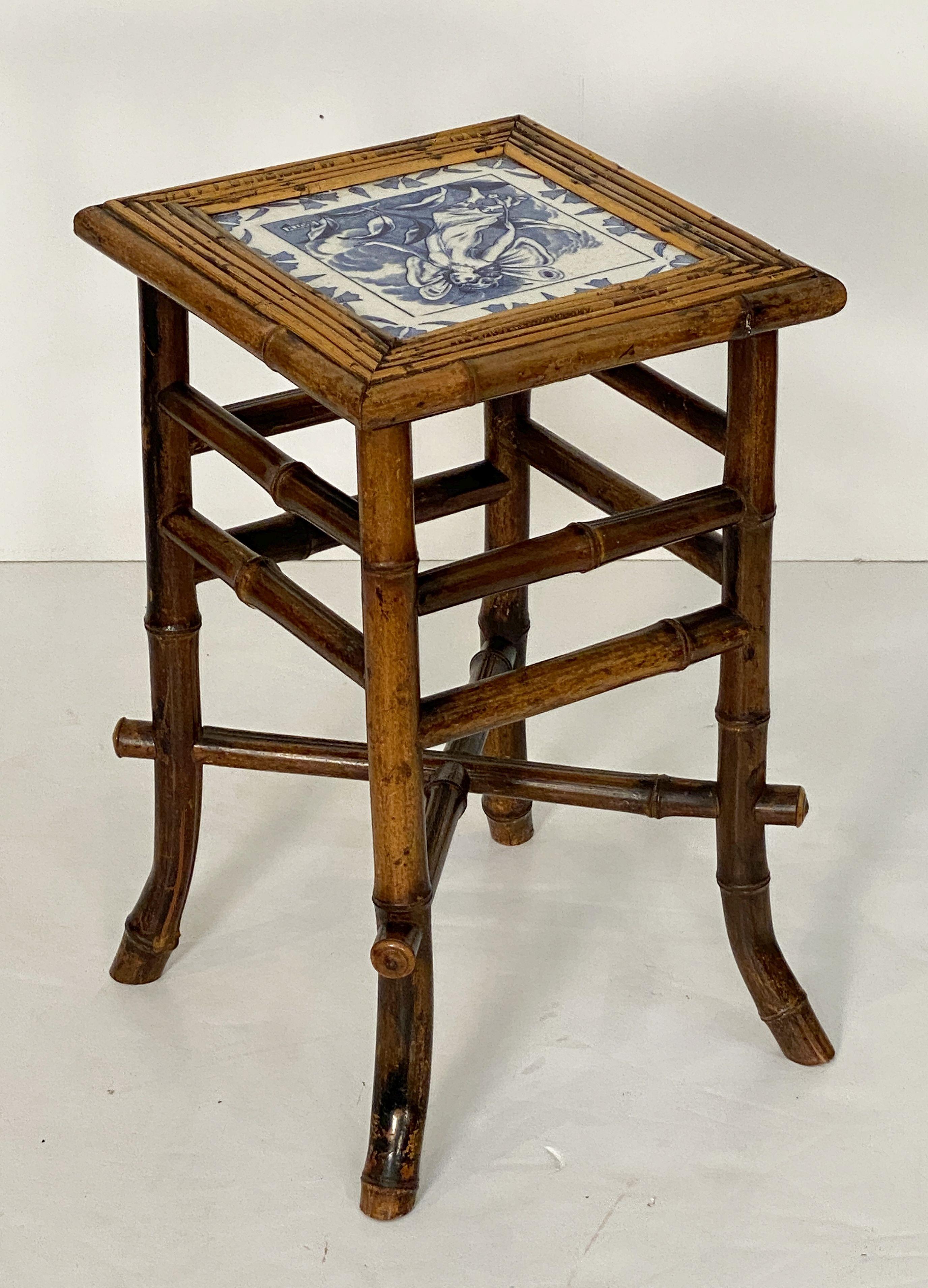 Poteries Table ou tabouret en bambou anglais avec assise en carreaux de l'époque du mouvement esthétique en vente