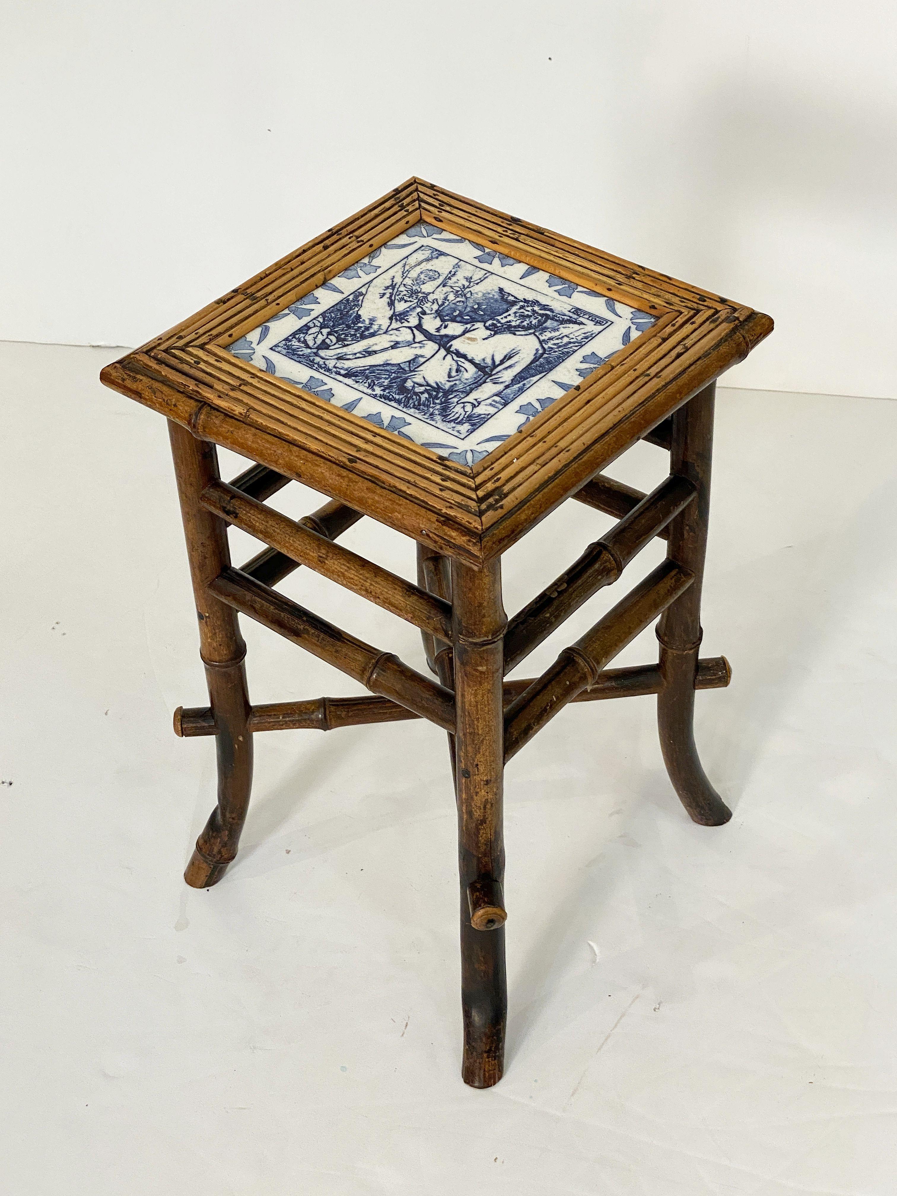 Céramique Table ou tabouret en bambou anglais avec assise en carreaux de l'époque du mouvement esthétique en vente
