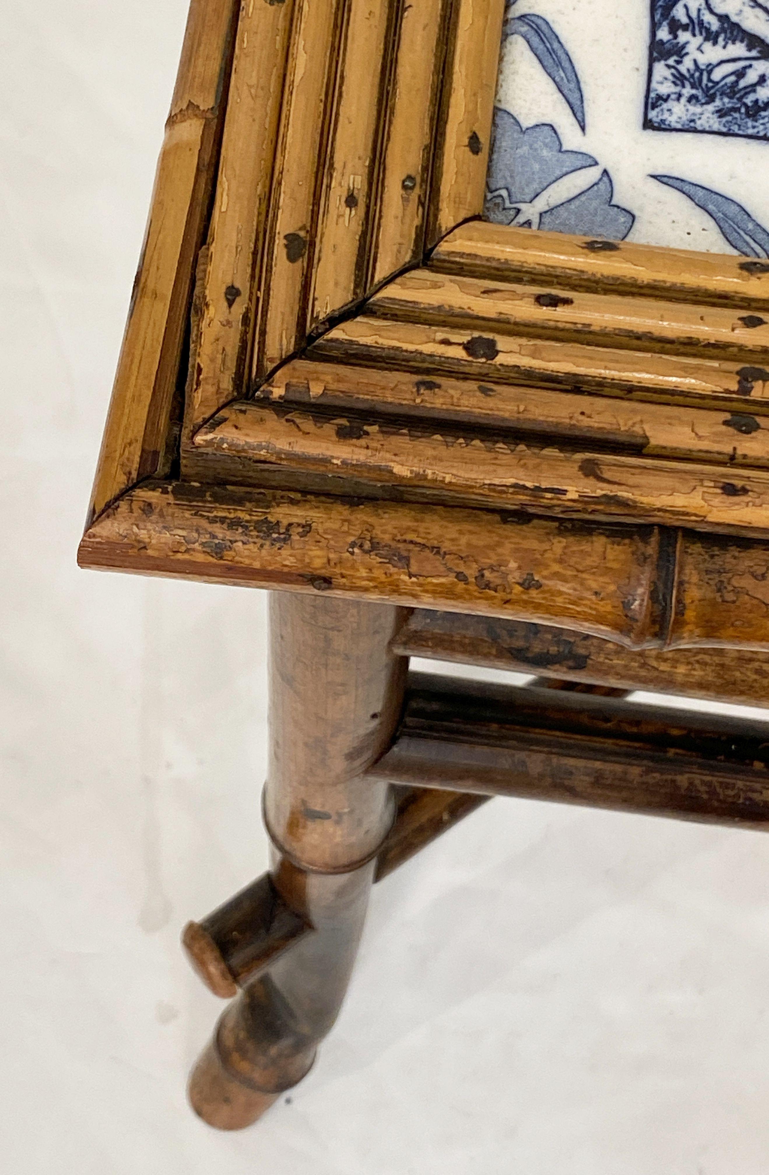 Table ou tabouret en bambou anglais avec assise en carreaux de l'époque du mouvement esthétique en vente 1